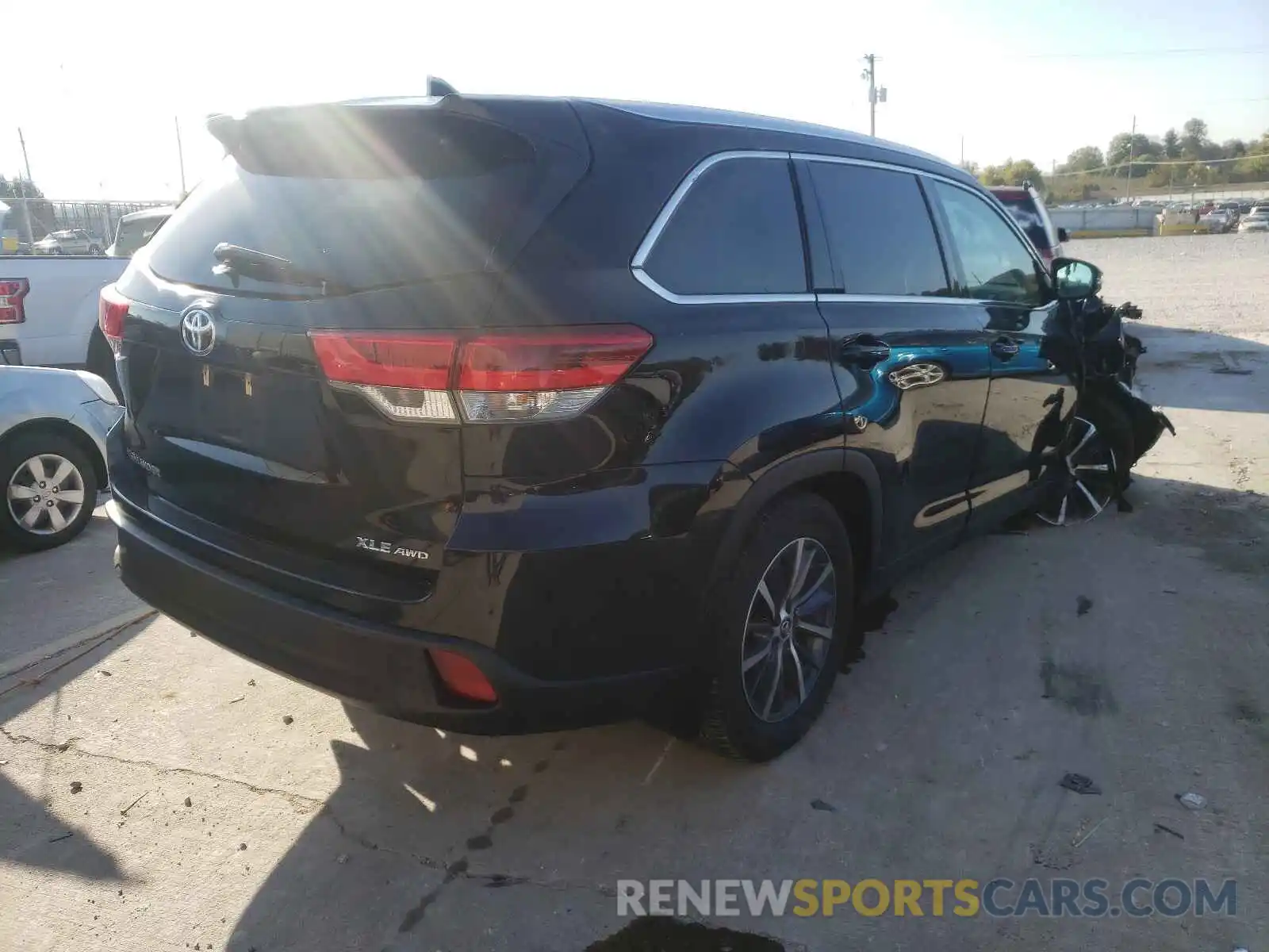 4 Photograph of a damaged car 5TDJZRFH2KS605715 TOYOTA HIGHLANDER 2019