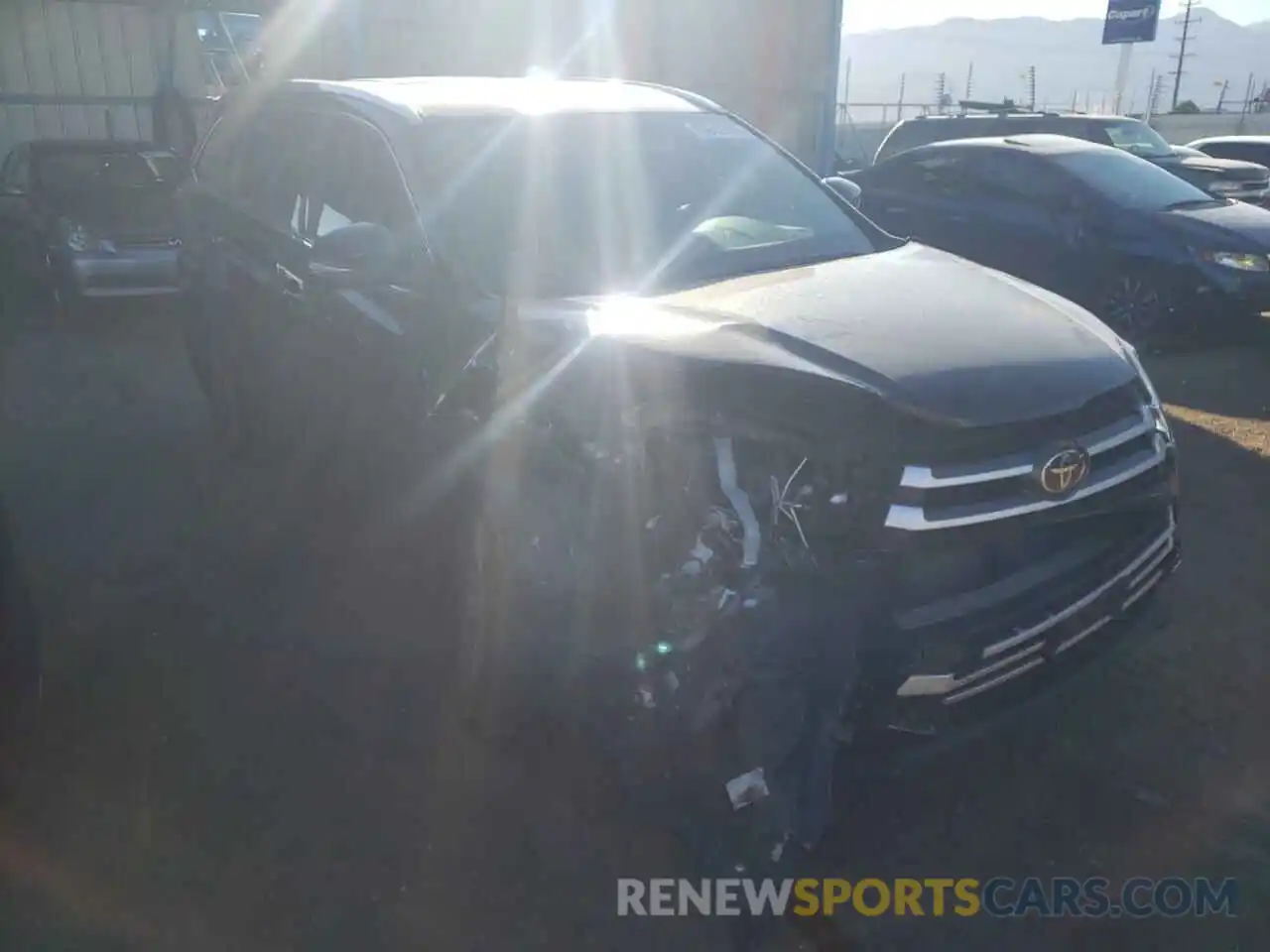 1 Photograph of a damaged car 5TDJZRFH2KS607206 TOYOTA HIGHLANDER 2019