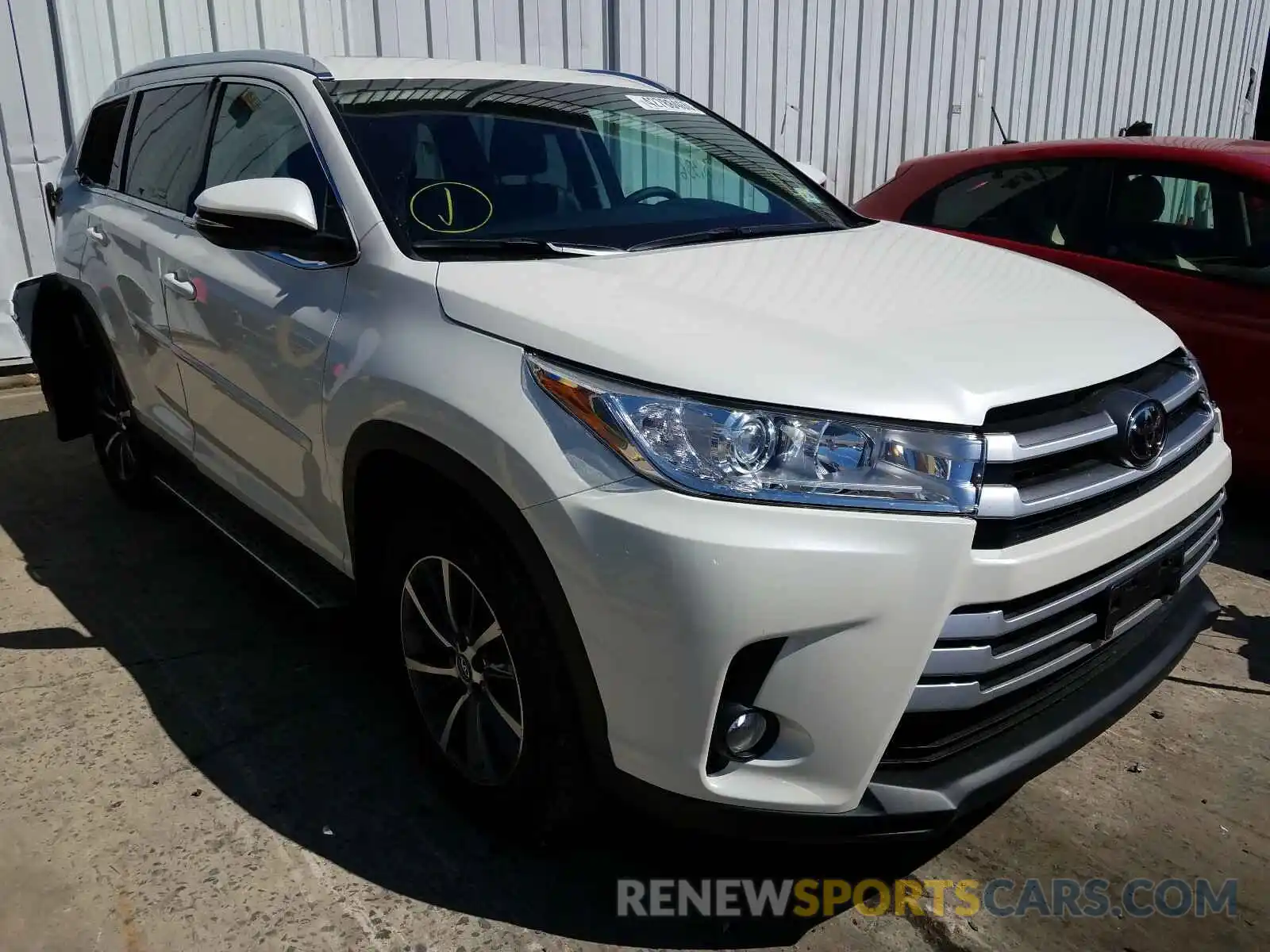 1 Photograph of a damaged car 5TDJZRFH2KS610204 TOYOTA HIGHLANDER 2019