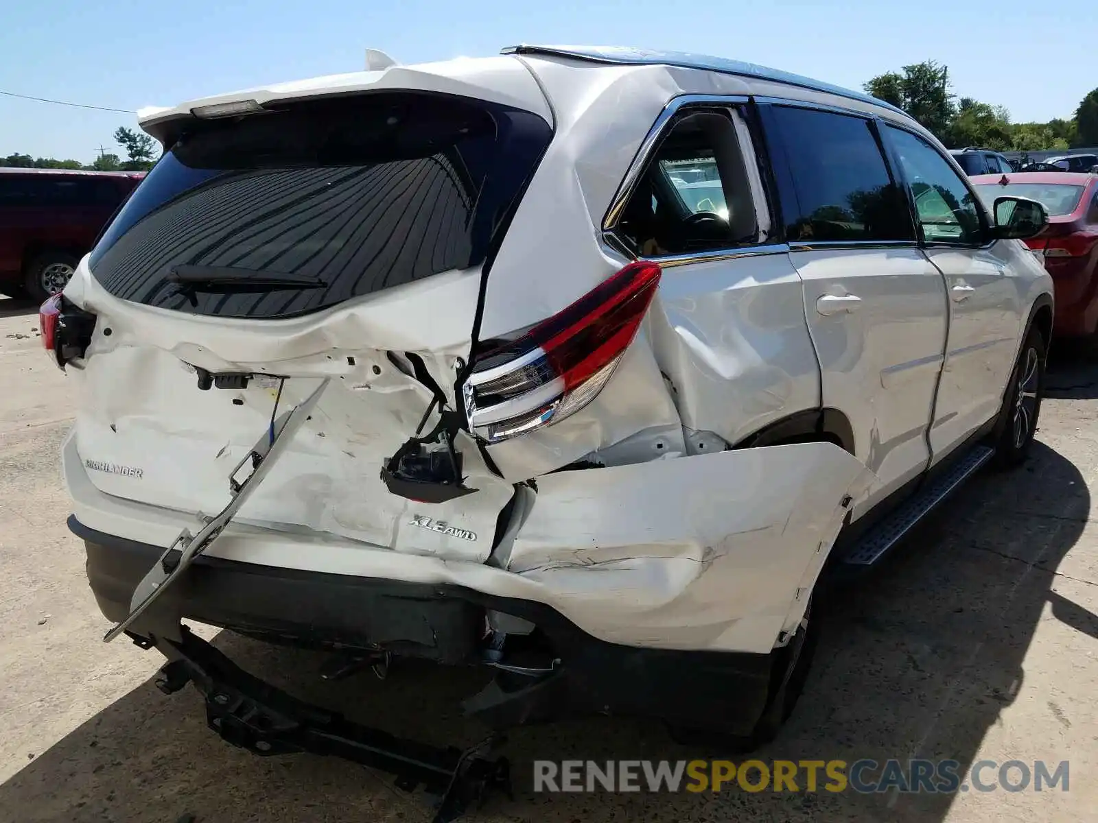 4 Photograph of a damaged car 5TDJZRFH2KS610204 TOYOTA HIGHLANDER 2019