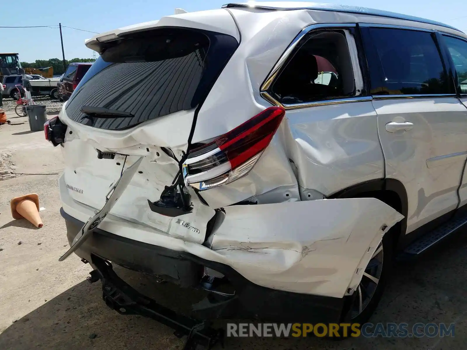 9 Photograph of a damaged car 5TDJZRFH2KS610204 TOYOTA HIGHLANDER 2019