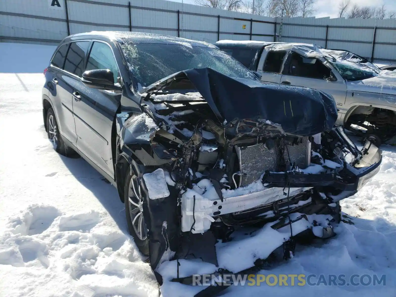 1 Photograph of a damaged car 5TDJZRFH2KS610784 TOYOTA HIGHLANDER 2019