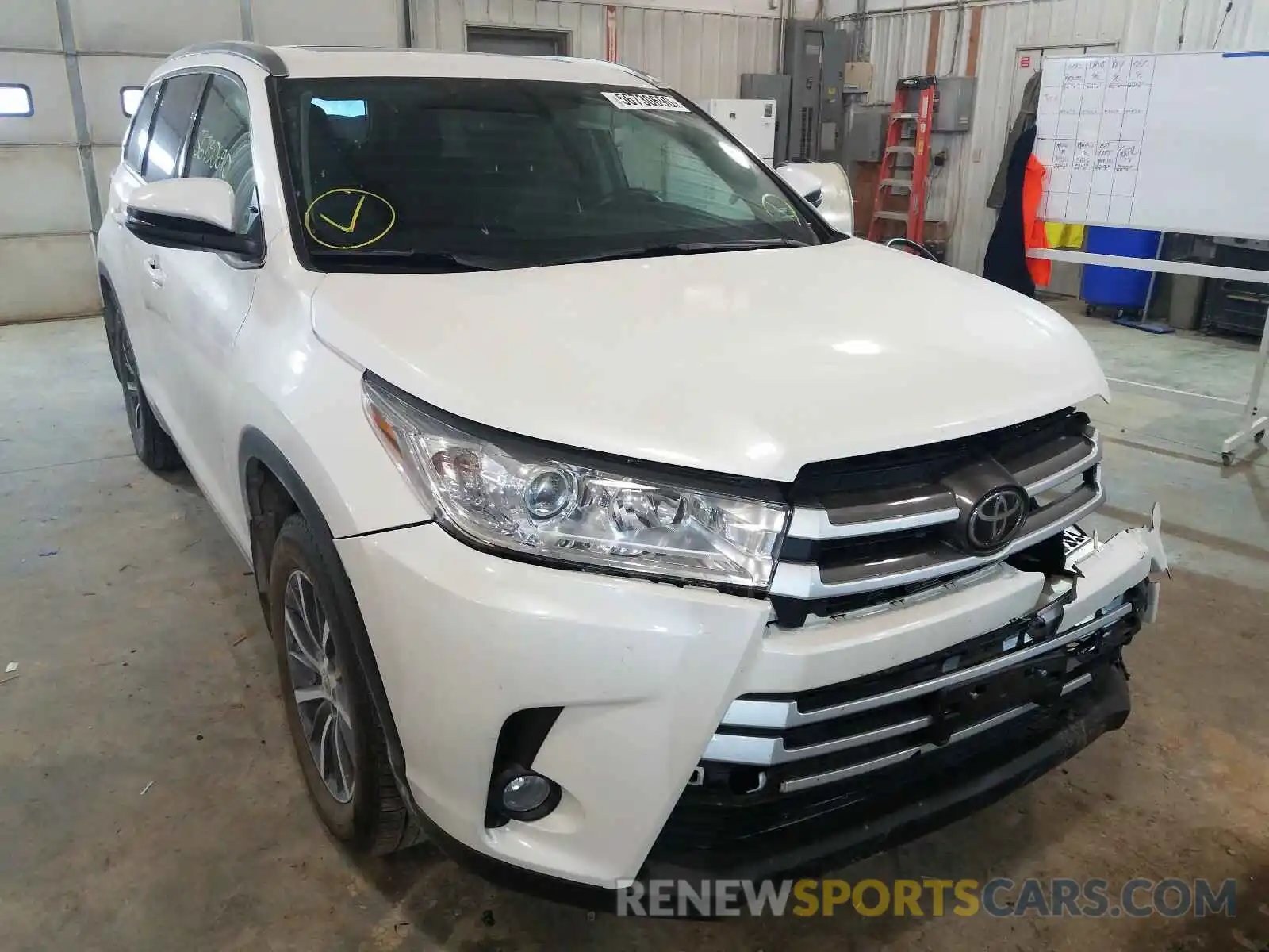 1 Photograph of a damaged car 5TDJZRFH2KS611417 TOYOTA HIGHLANDER 2019