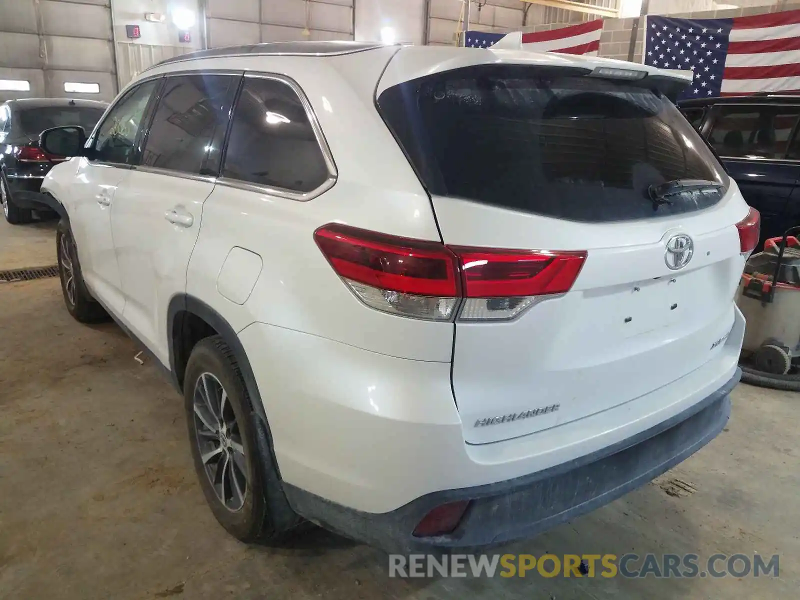 3 Photograph of a damaged car 5TDJZRFH2KS611417 TOYOTA HIGHLANDER 2019