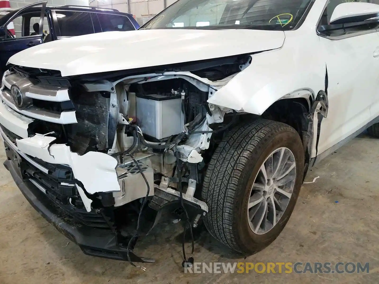 9 Photograph of a damaged car 5TDJZRFH2KS611417 TOYOTA HIGHLANDER 2019