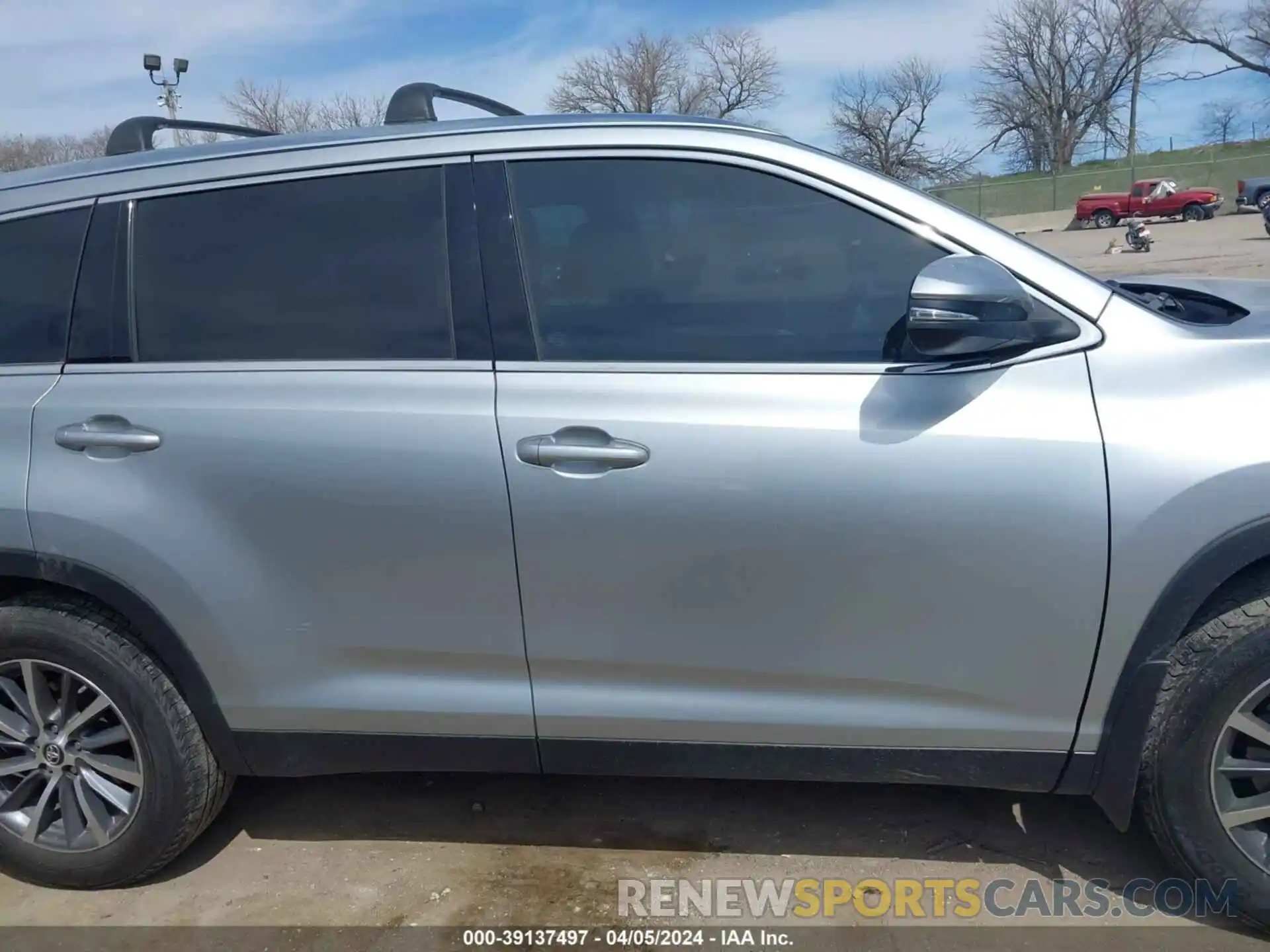 12 Photograph of a damaged car 5TDJZRFH2KS611529 TOYOTA HIGHLANDER 2019