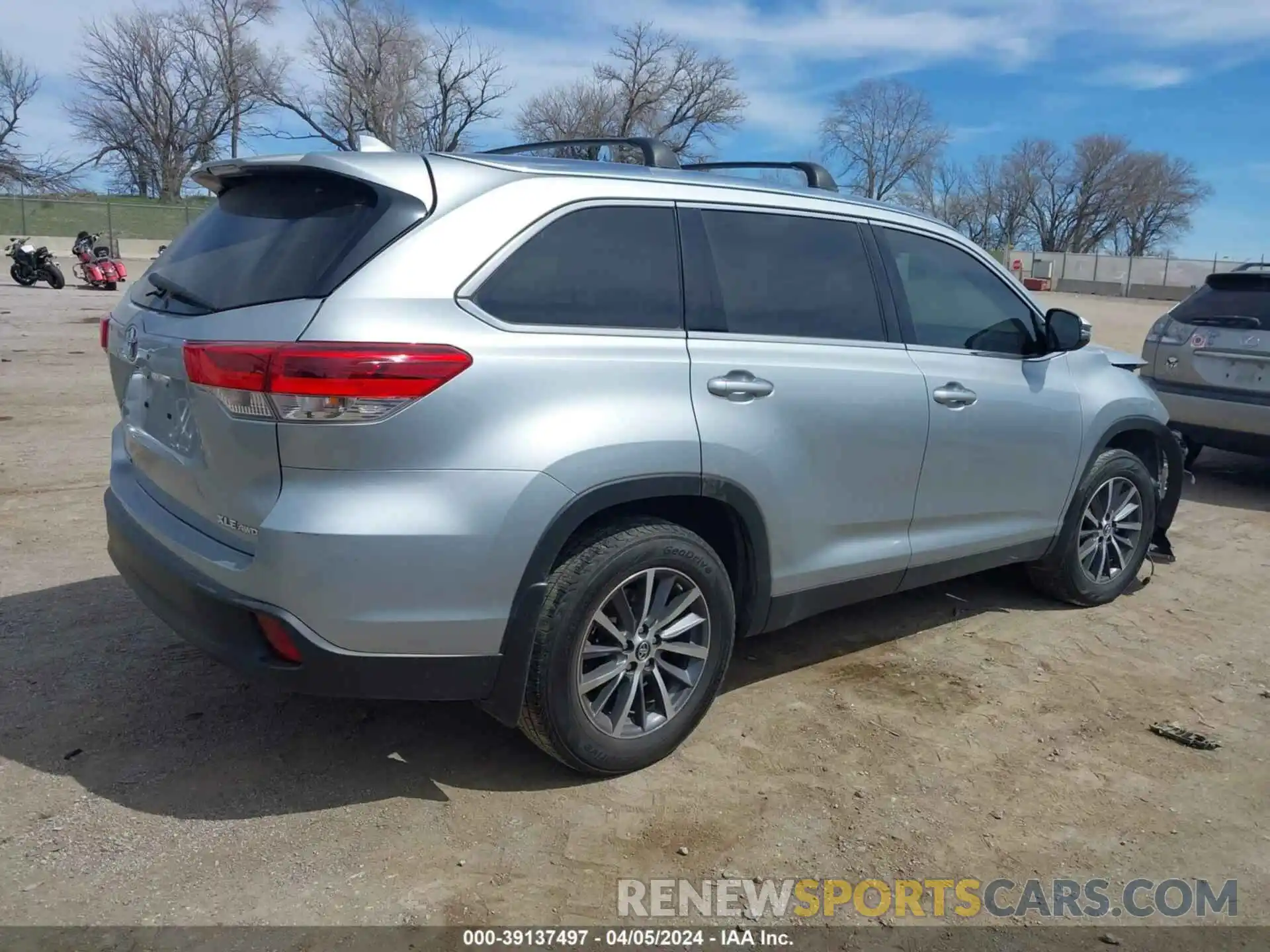 4 Photograph of a damaged car 5TDJZRFH2KS611529 TOYOTA HIGHLANDER 2019