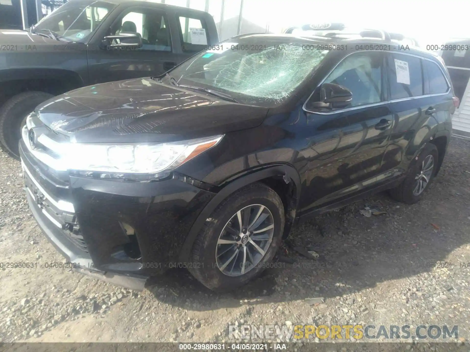 2 Photograph of a damaged car 5TDJZRFH2KS611613 TOYOTA HIGHLANDER 2019