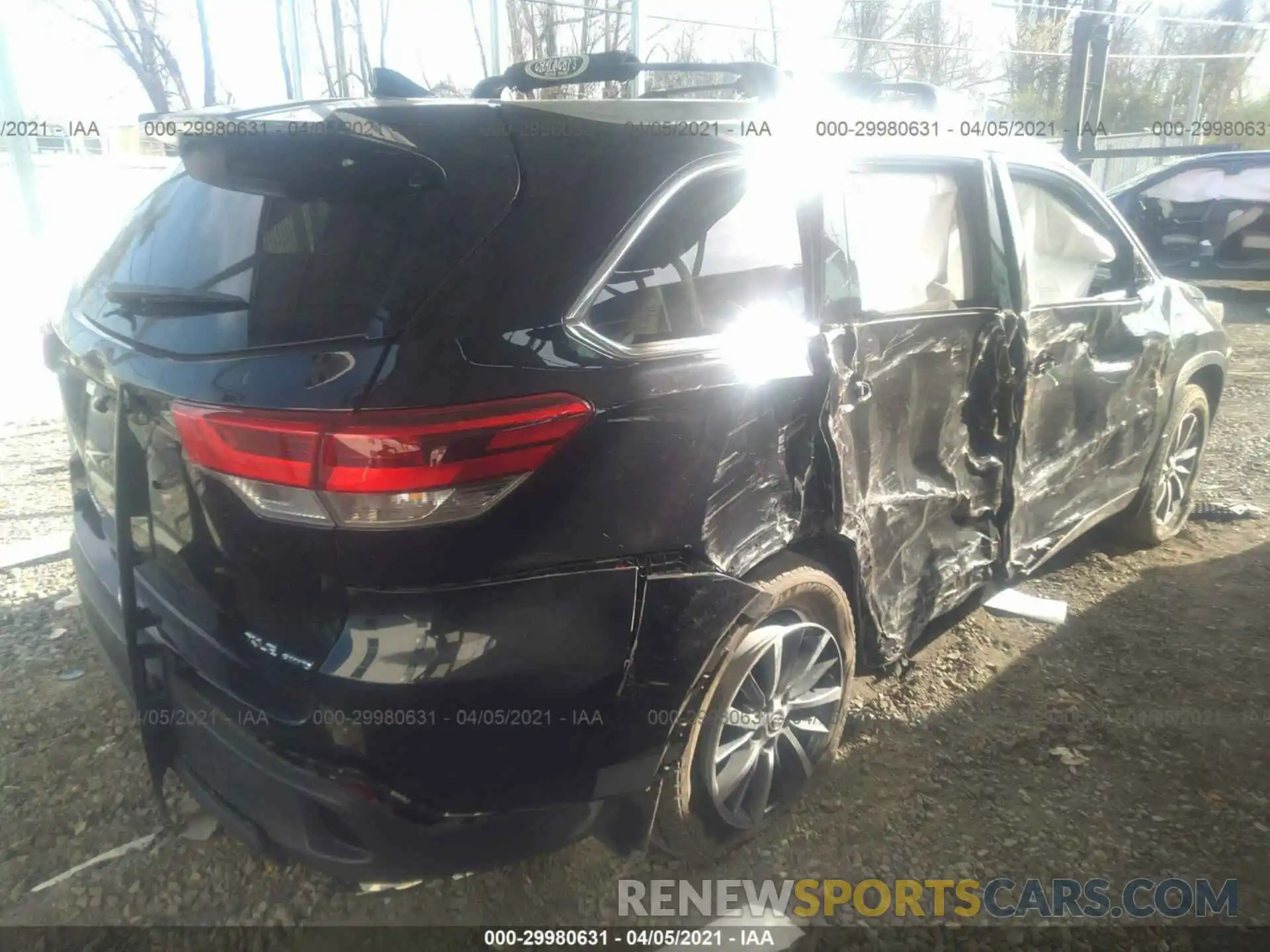 4 Photograph of a damaged car 5TDJZRFH2KS611613 TOYOTA HIGHLANDER 2019