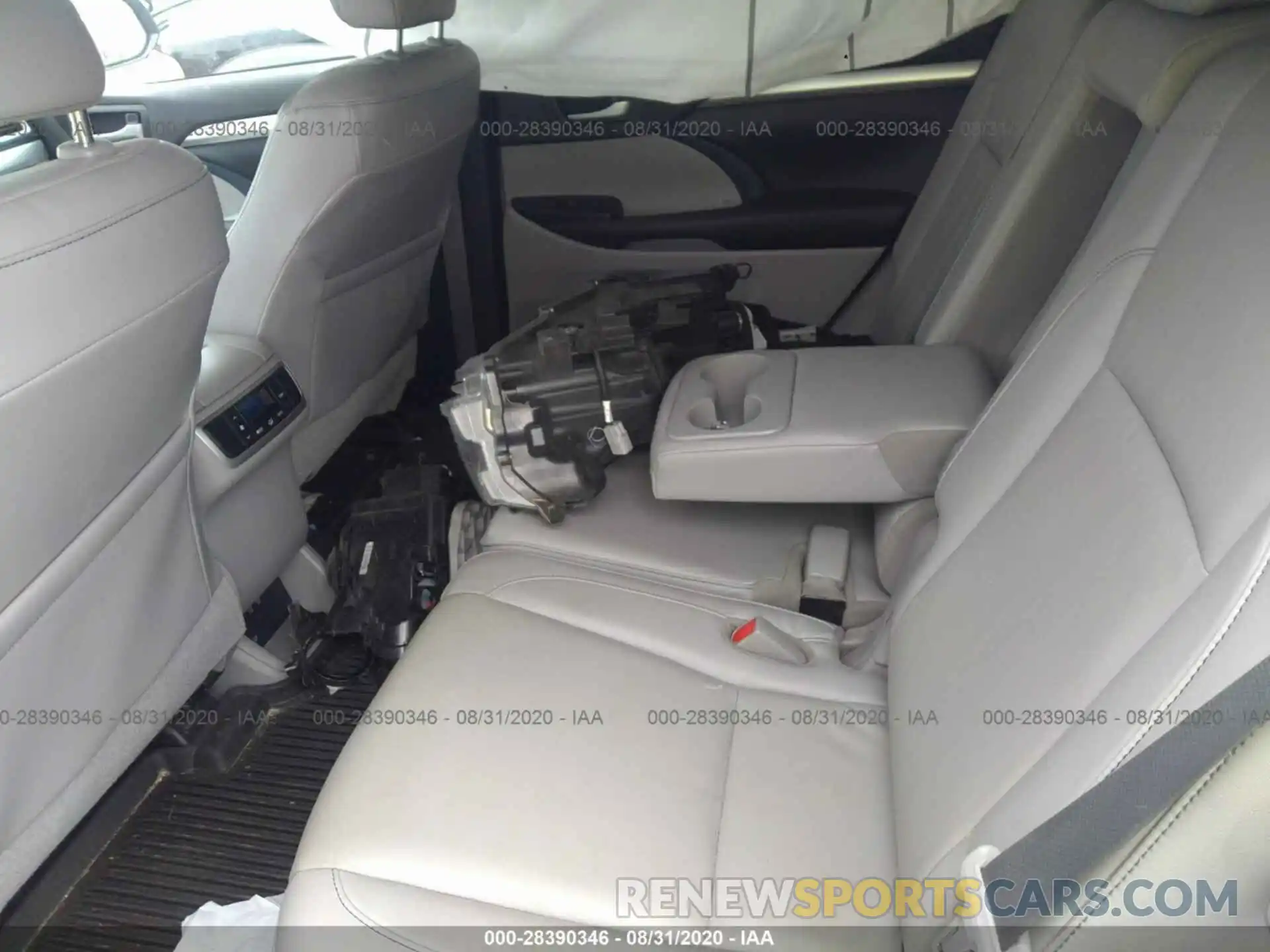 8 Photograph of a damaged car 5TDJZRFH2KS611661 TOYOTA HIGHLANDER 2019