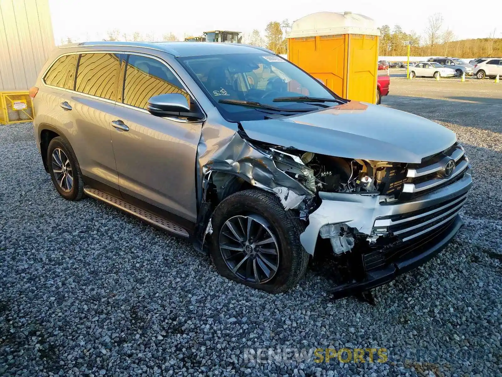 1 Photograph of a damaged car 5TDJZRFH2KS615113 TOYOTA HIGHLANDER 2019