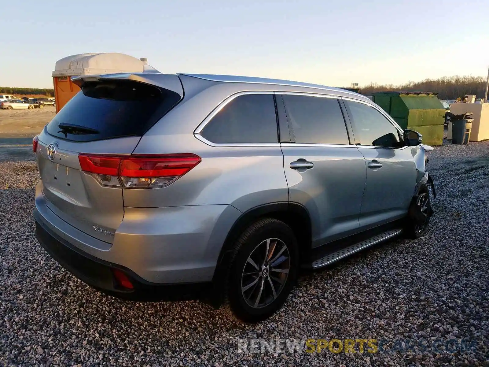 4 Photograph of a damaged car 5TDJZRFH2KS615113 TOYOTA HIGHLANDER 2019