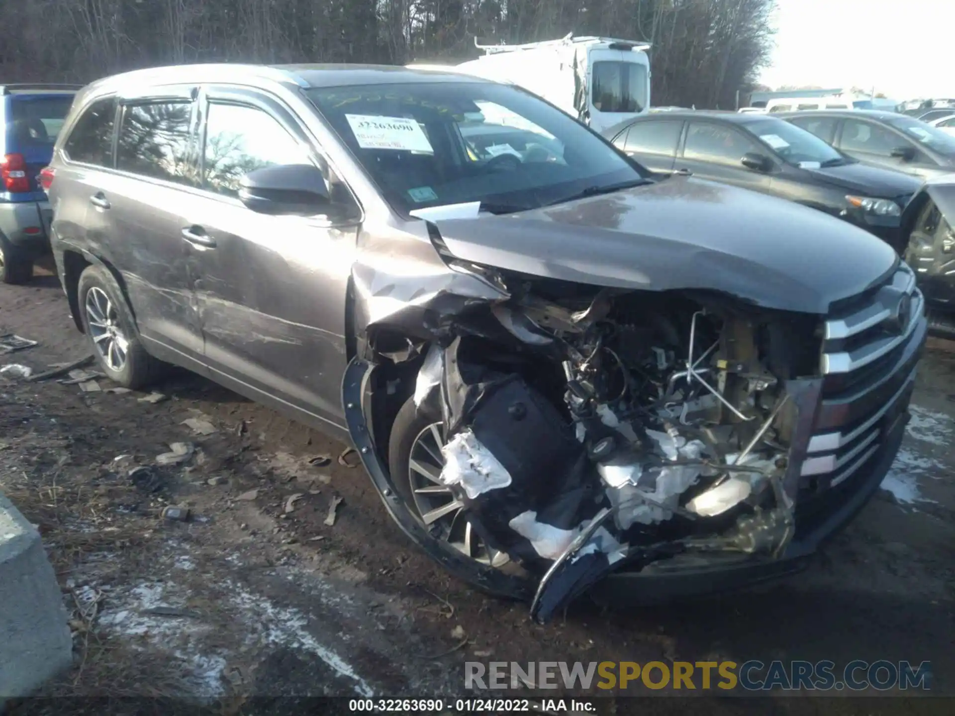 1 Photograph of a damaged car 5TDJZRFH2KS615404 TOYOTA HIGHLANDER 2019