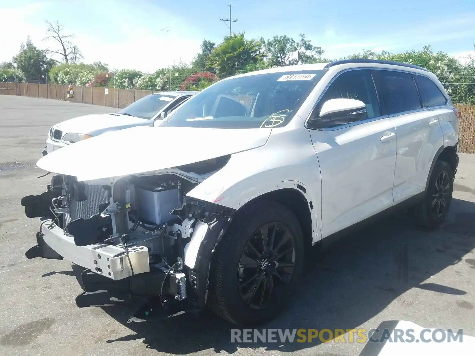 2 Photograph of a damaged car 5TDJZRFH2KS615421 TOYOTA HIGHLANDER 2019