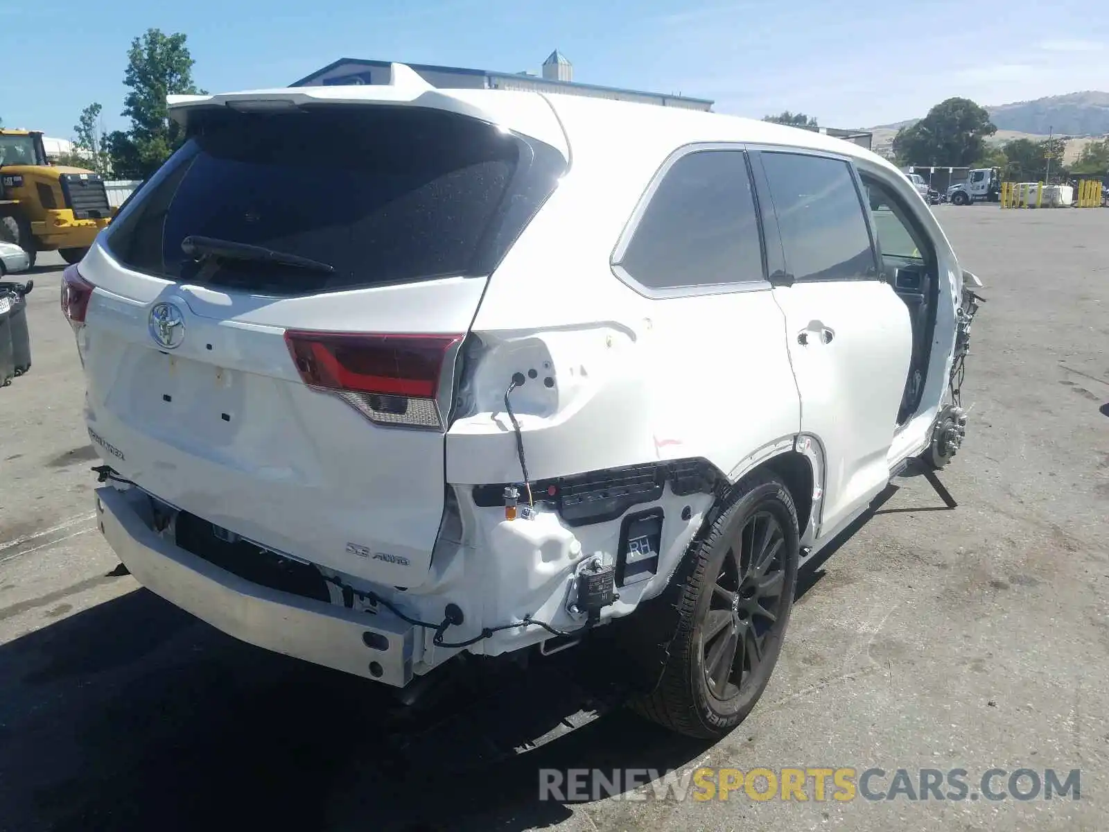 4 Photograph of a damaged car 5TDJZRFH2KS615421 TOYOTA HIGHLANDER 2019