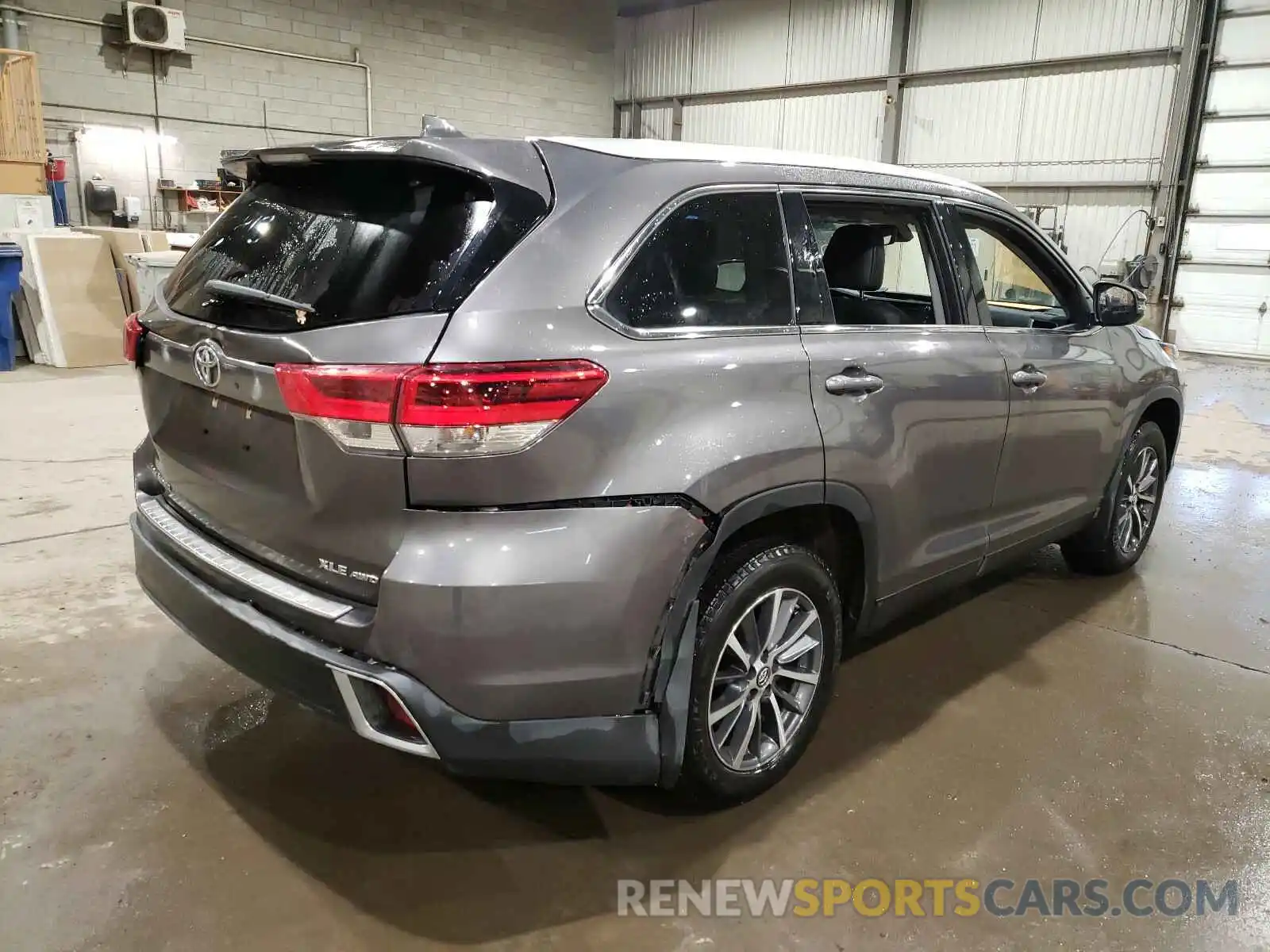 4 Photograph of a damaged car 5TDJZRFH2KS615791 TOYOTA HIGHLANDER 2019