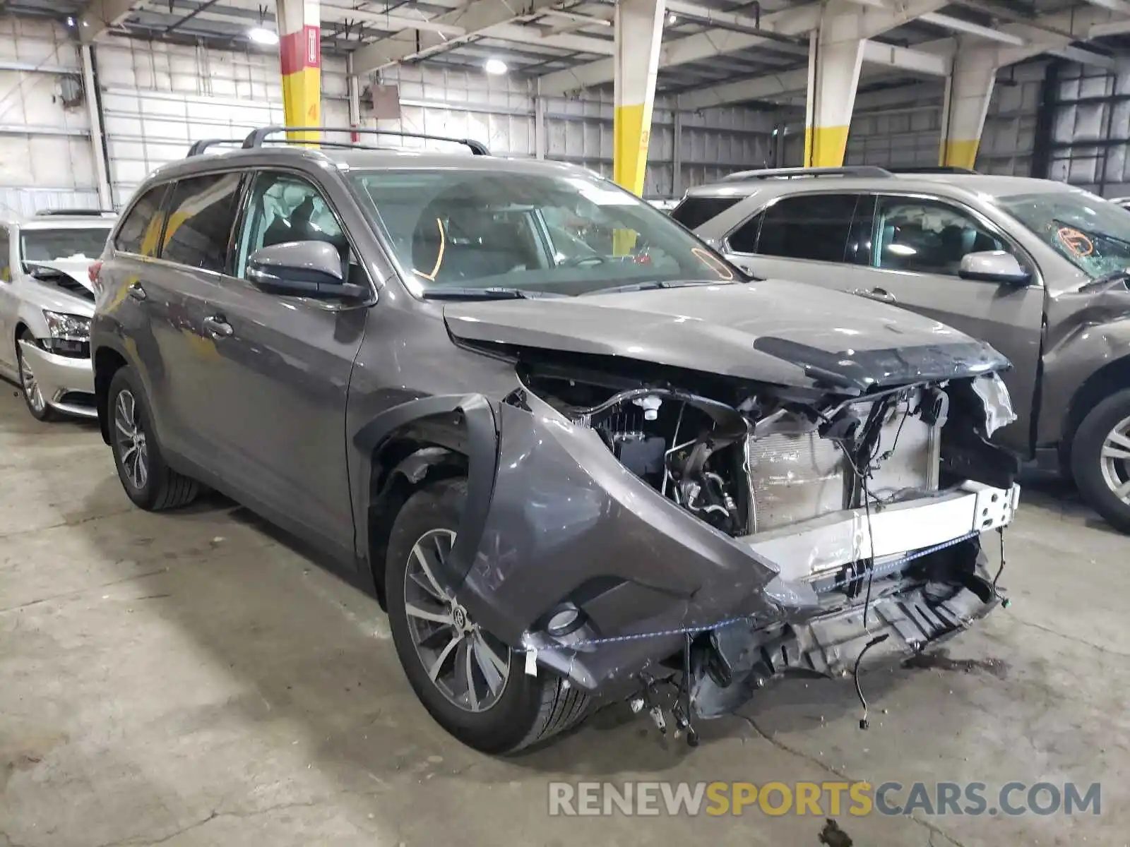 1 Photograph of a damaged car 5TDJZRFH2KS615824 TOYOTA HIGHLANDER 2019