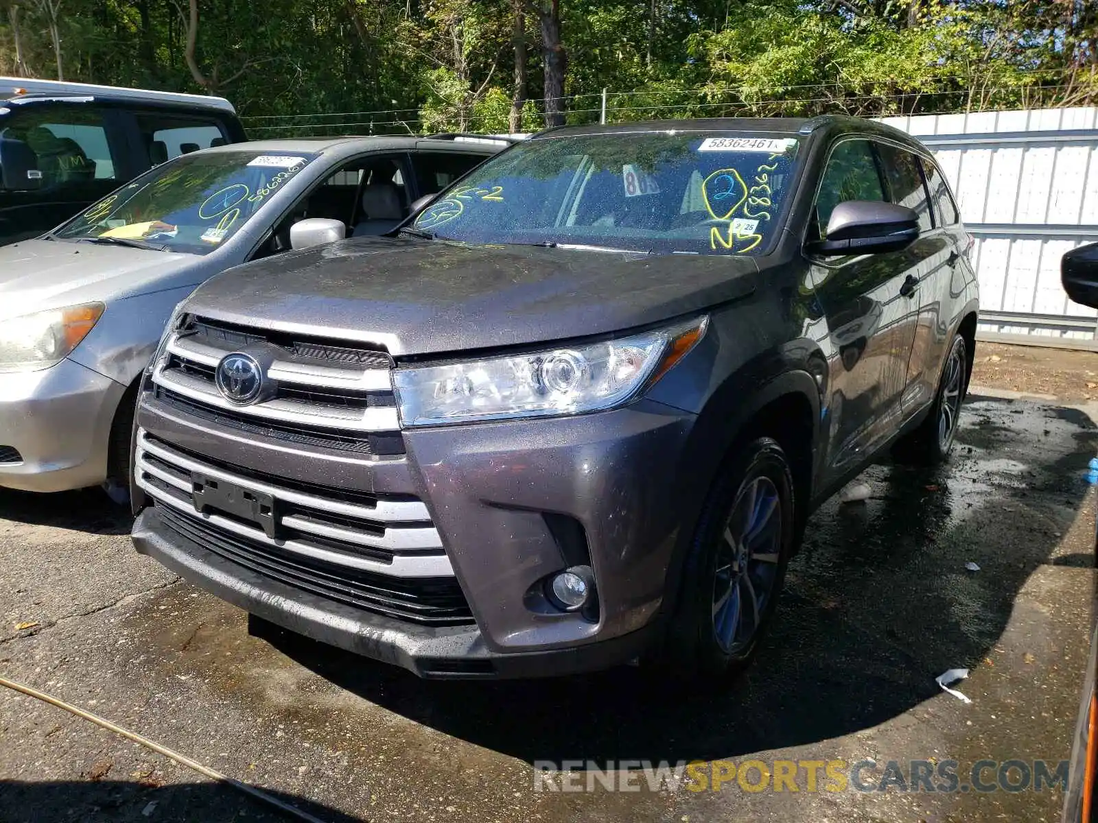 2 Photograph of a damaged car 5TDJZRFH2KS618674 TOYOTA HIGHLANDER 2019