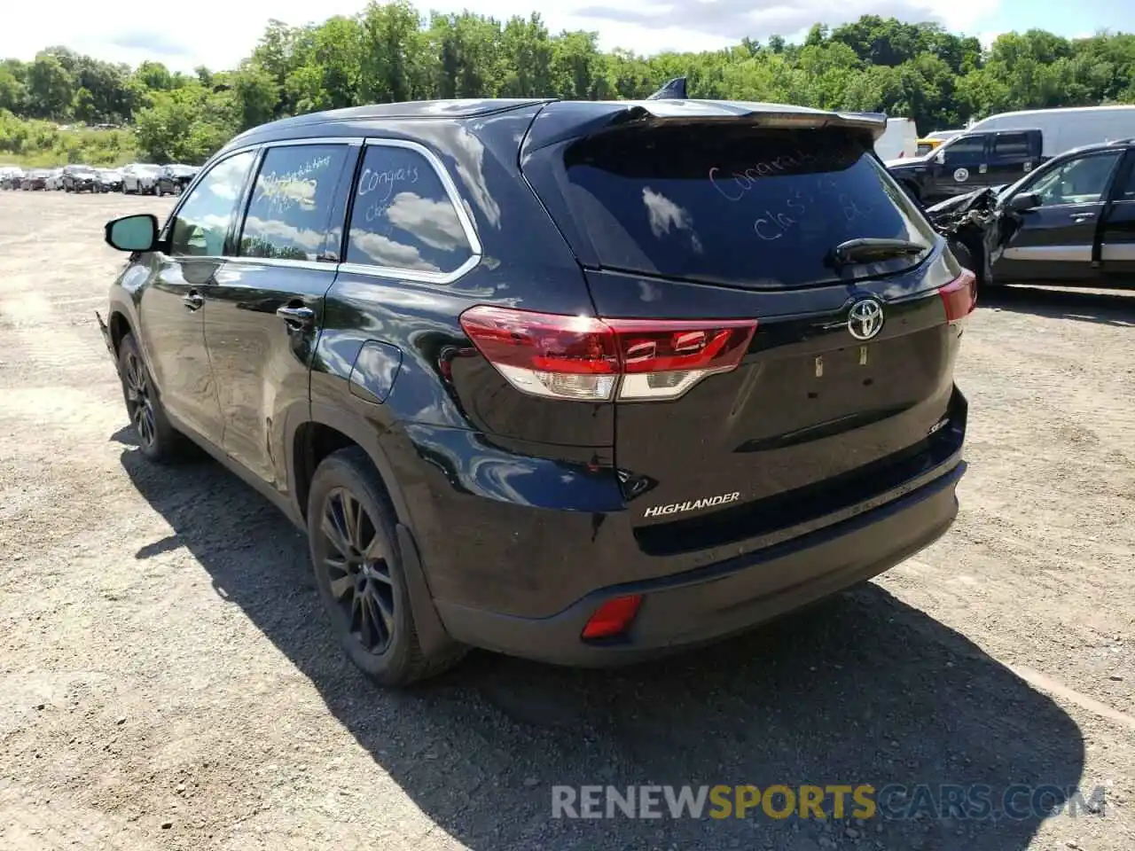 3 Photograph of a damaged car 5TDJZRFH2KS619355 TOYOTA HIGHLANDER 2019