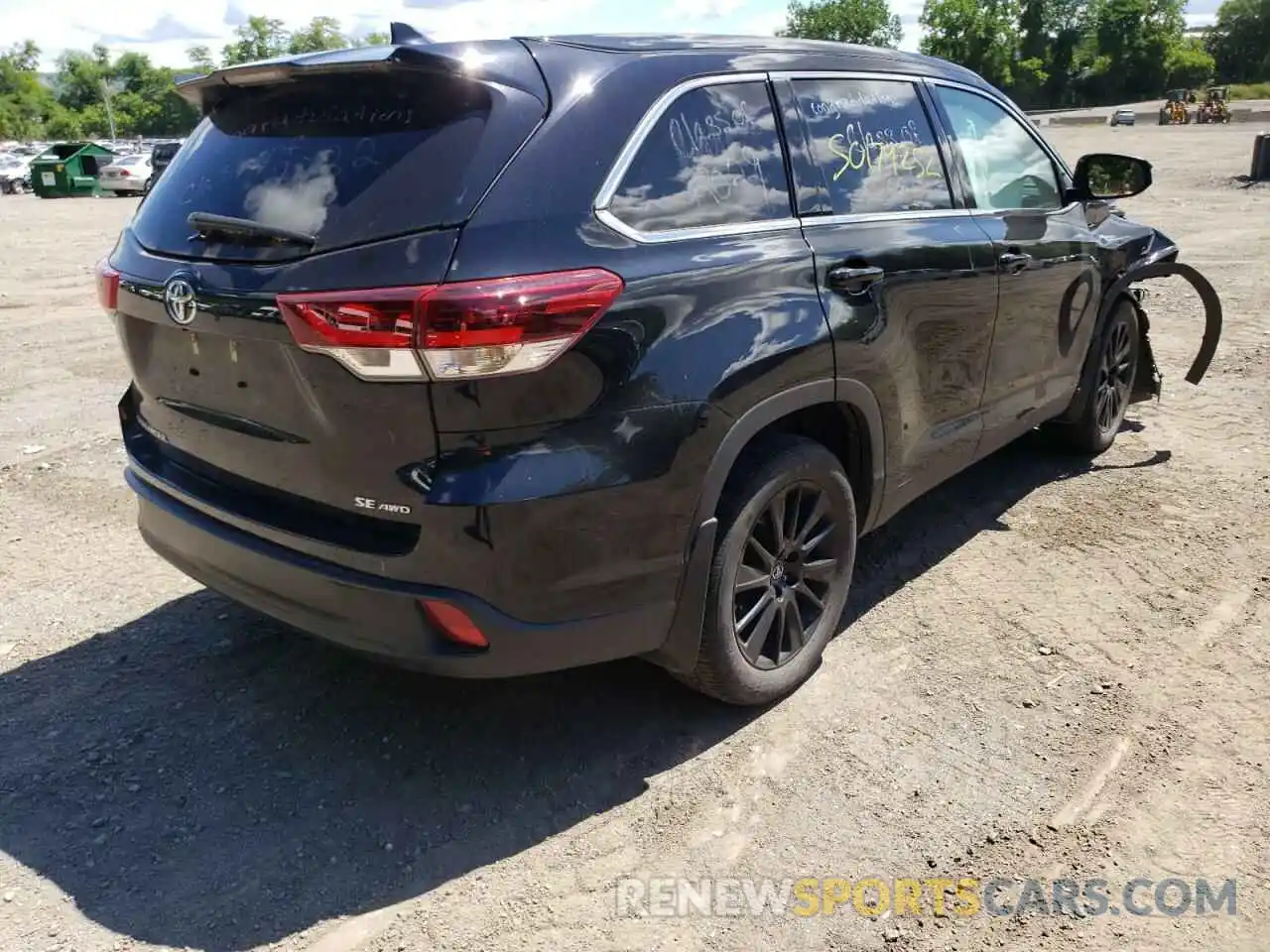 4 Photograph of a damaged car 5TDJZRFH2KS619355 TOYOTA HIGHLANDER 2019