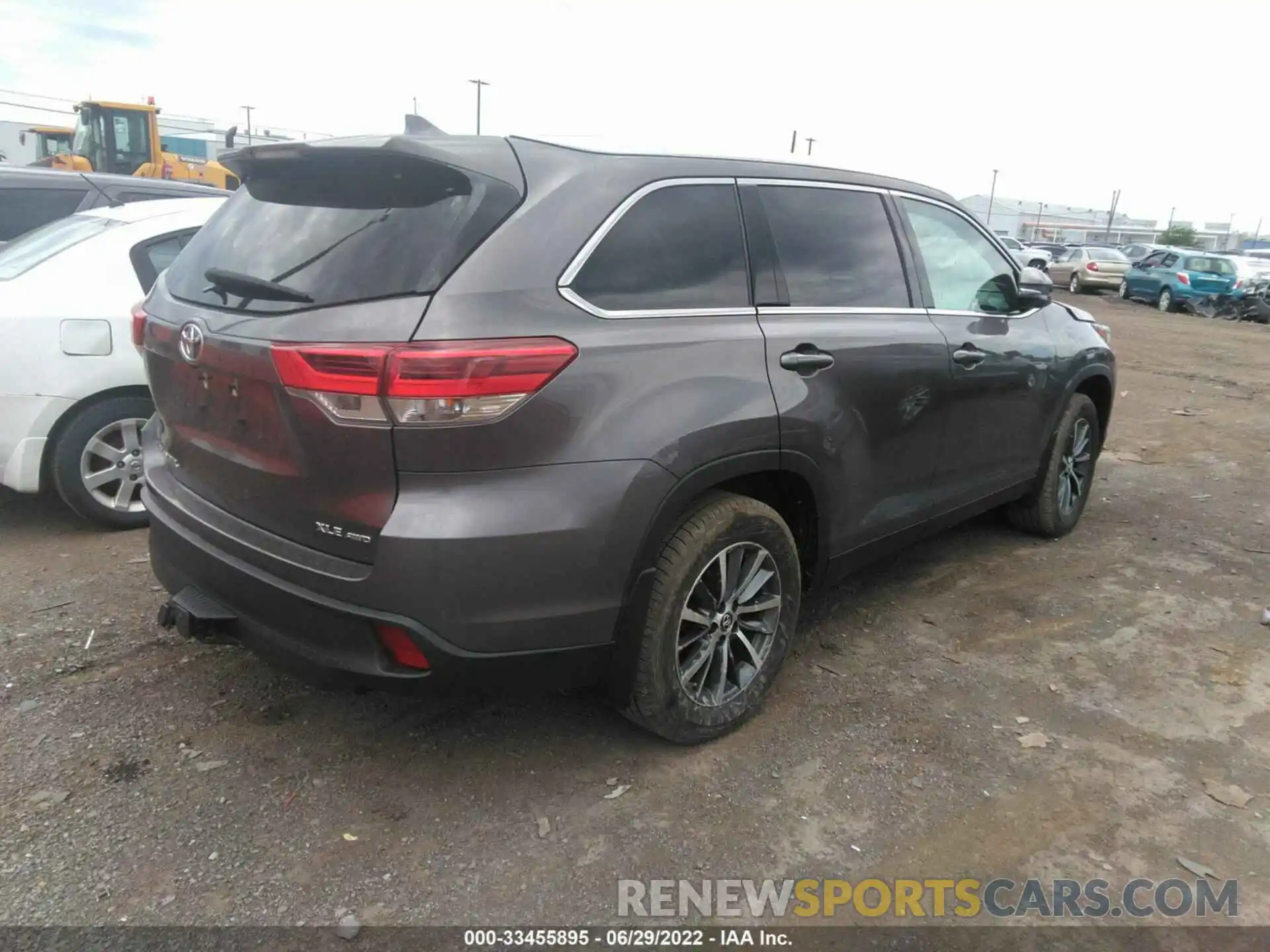 4 Photograph of a damaged car 5TDJZRFH2KS619551 TOYOTA HIGHLANDER 2019