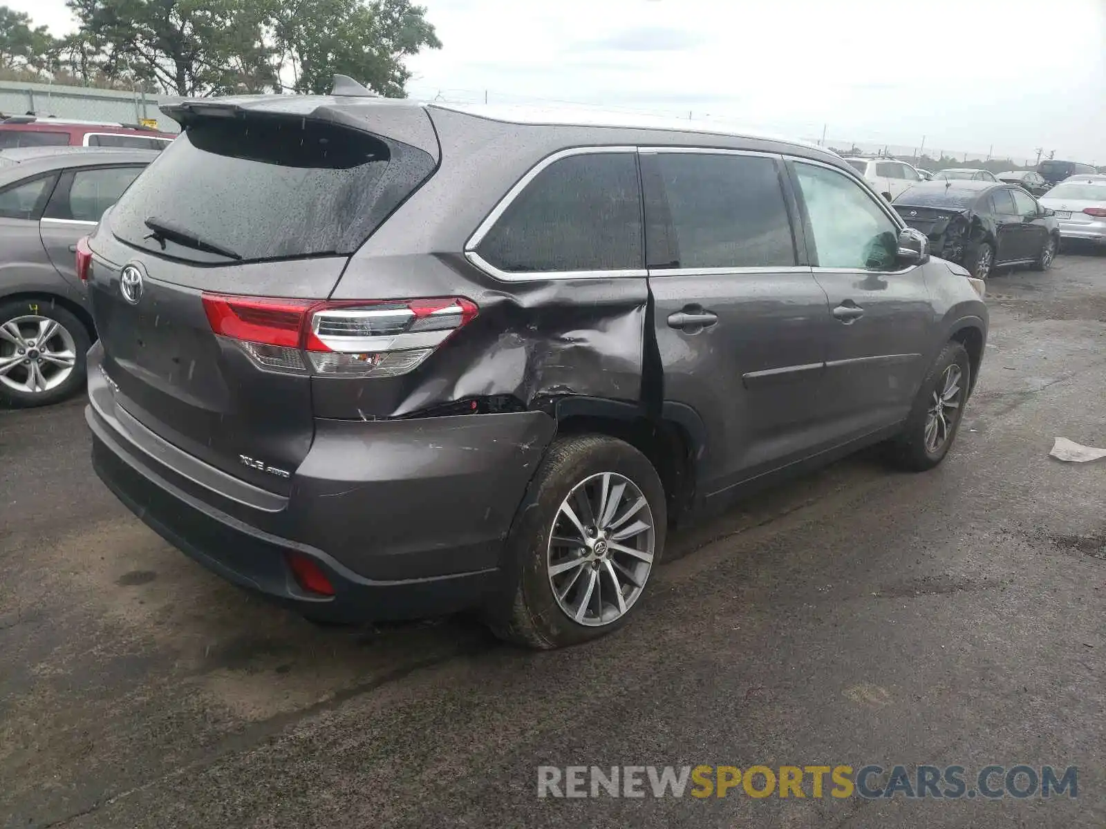 4 Photograph of a damaged car 5TDJZRFH2KS619792 TOYOTA HIGHLANDER 2019