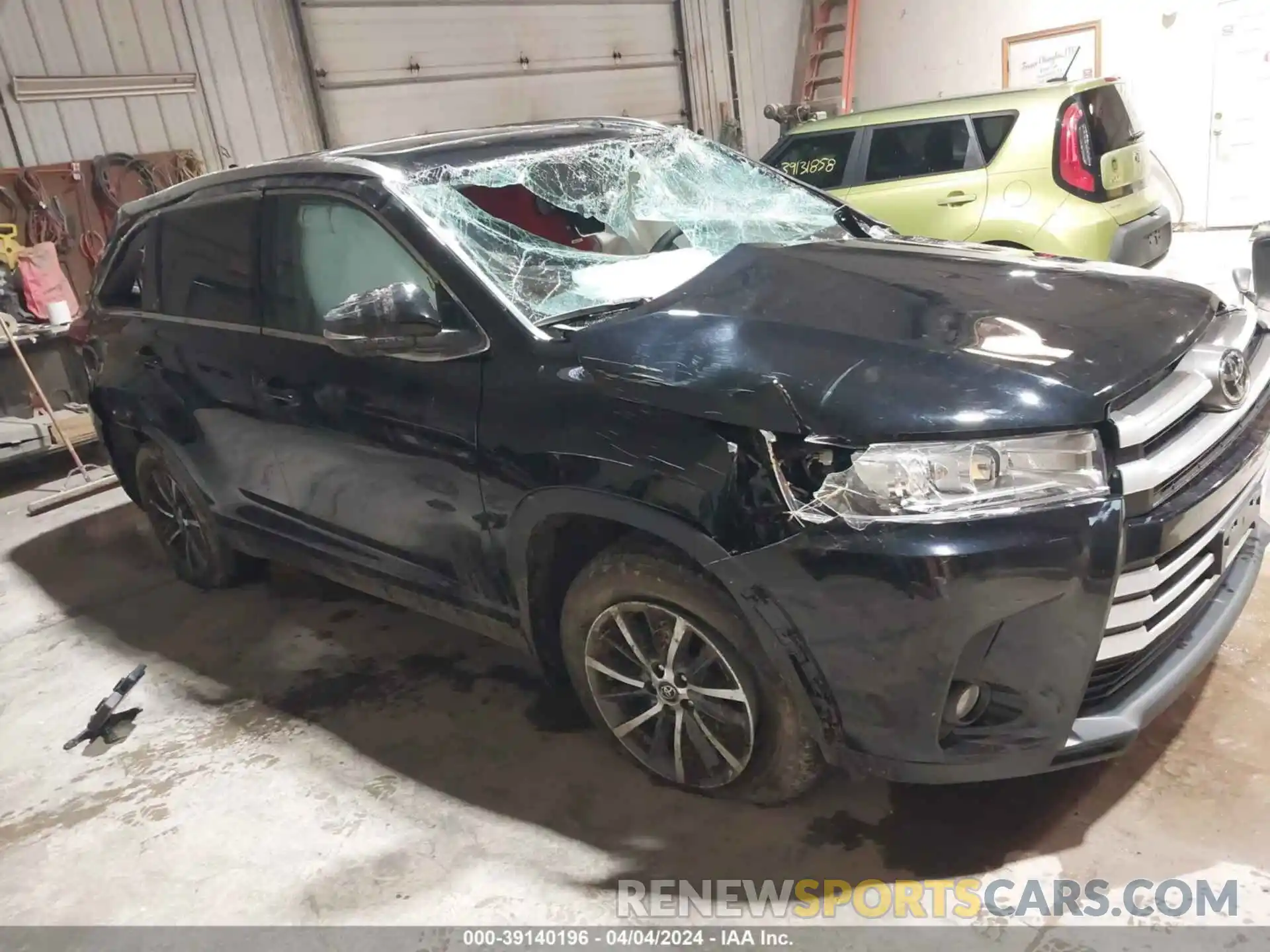 1 Photograph of a damaged car 5TDJZRFH2KS619842 TOYOTA HIGHLANDER 2019