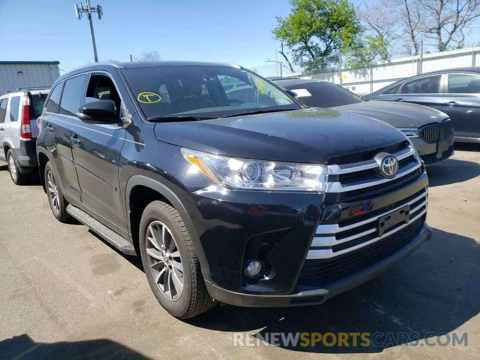 1 Photograph of a damaged car 5TDJZRFH2KS620585 TOYOTA HIGHLANDER 2019