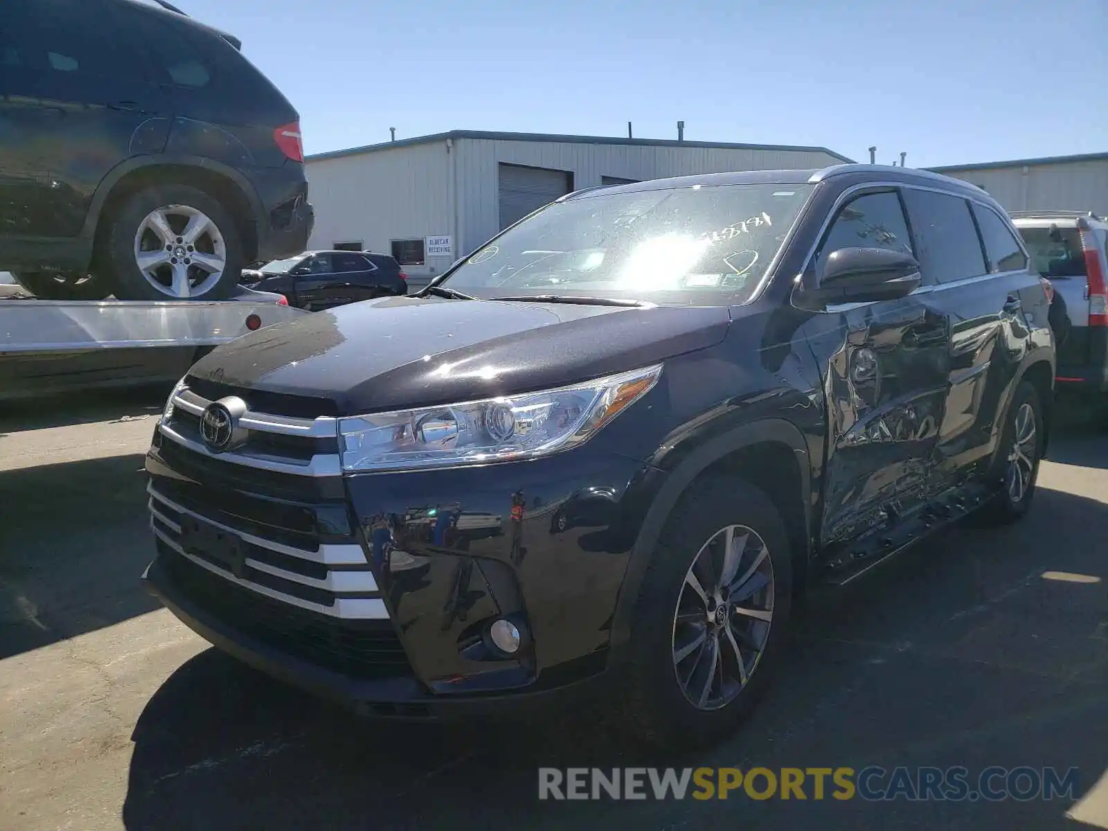 2 Photograph of a damaged car 5TDJZRFH2KS620585 TOYOTA HIGHLANDER 2019