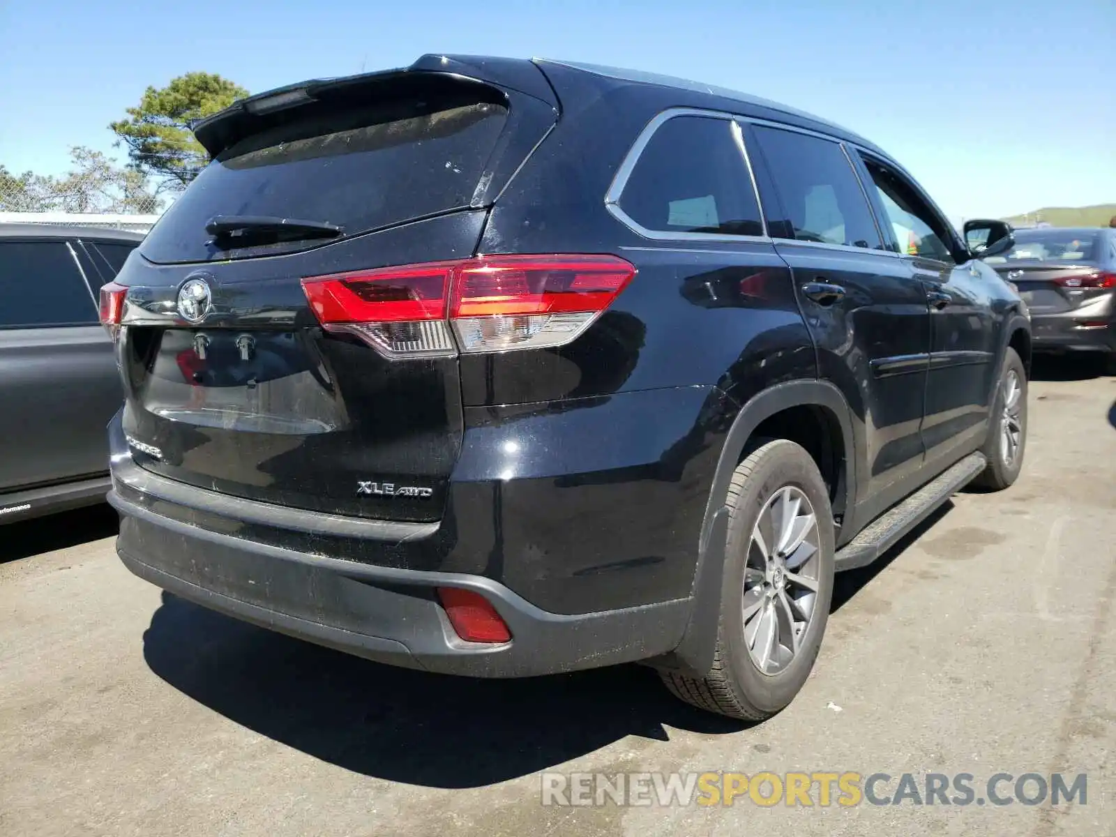 4 Photograph of a damaged car 5TDJZRFH2KS620585 TOYOTA HIGHLANDER 2019