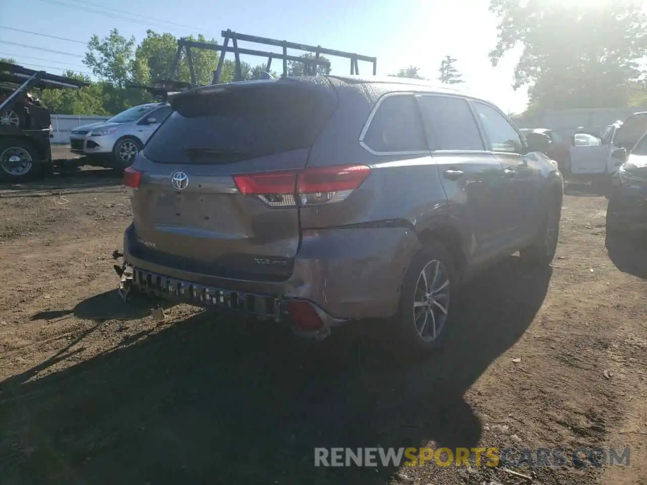 4 Photograph of a damaged car 5TDJZRFH2KS622658 TOYOTA HIGHLANDER 2019