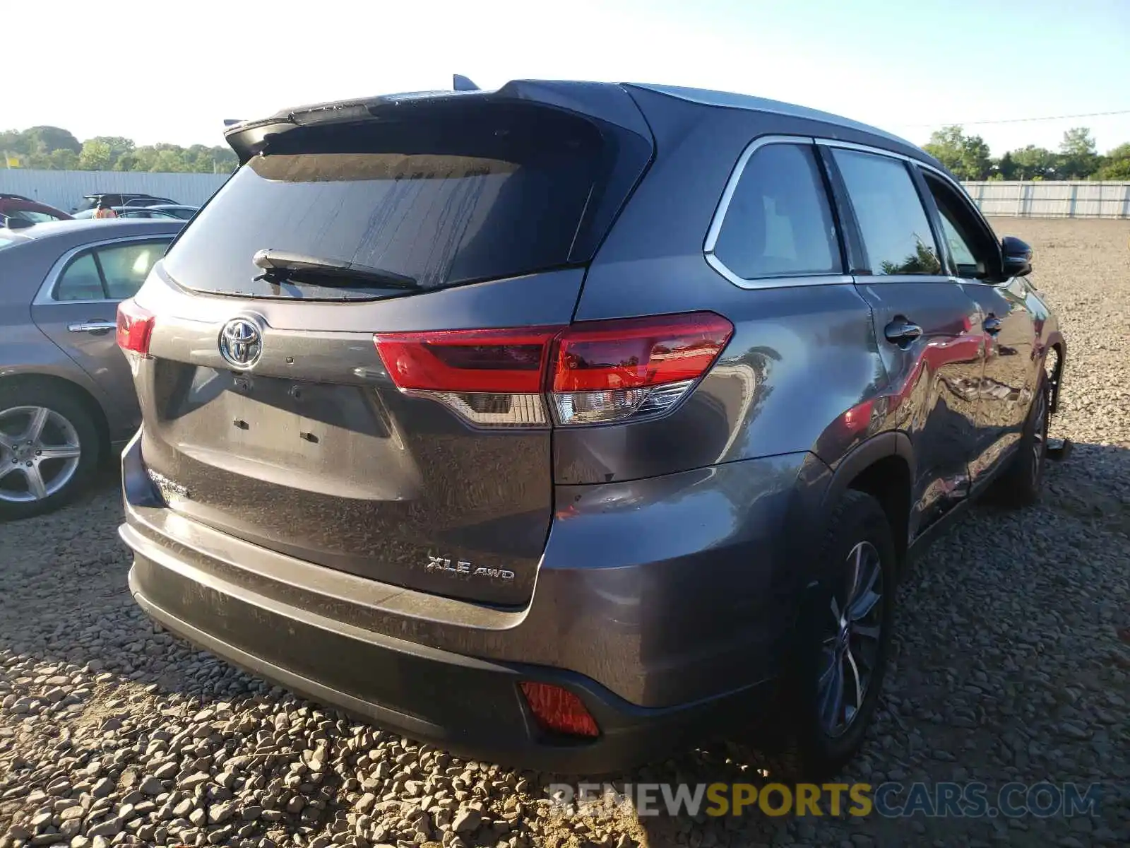 4 Photograph of a damaged car 5TDJZRFH2KS625141 TOYOTA HIGHLANDER 2019