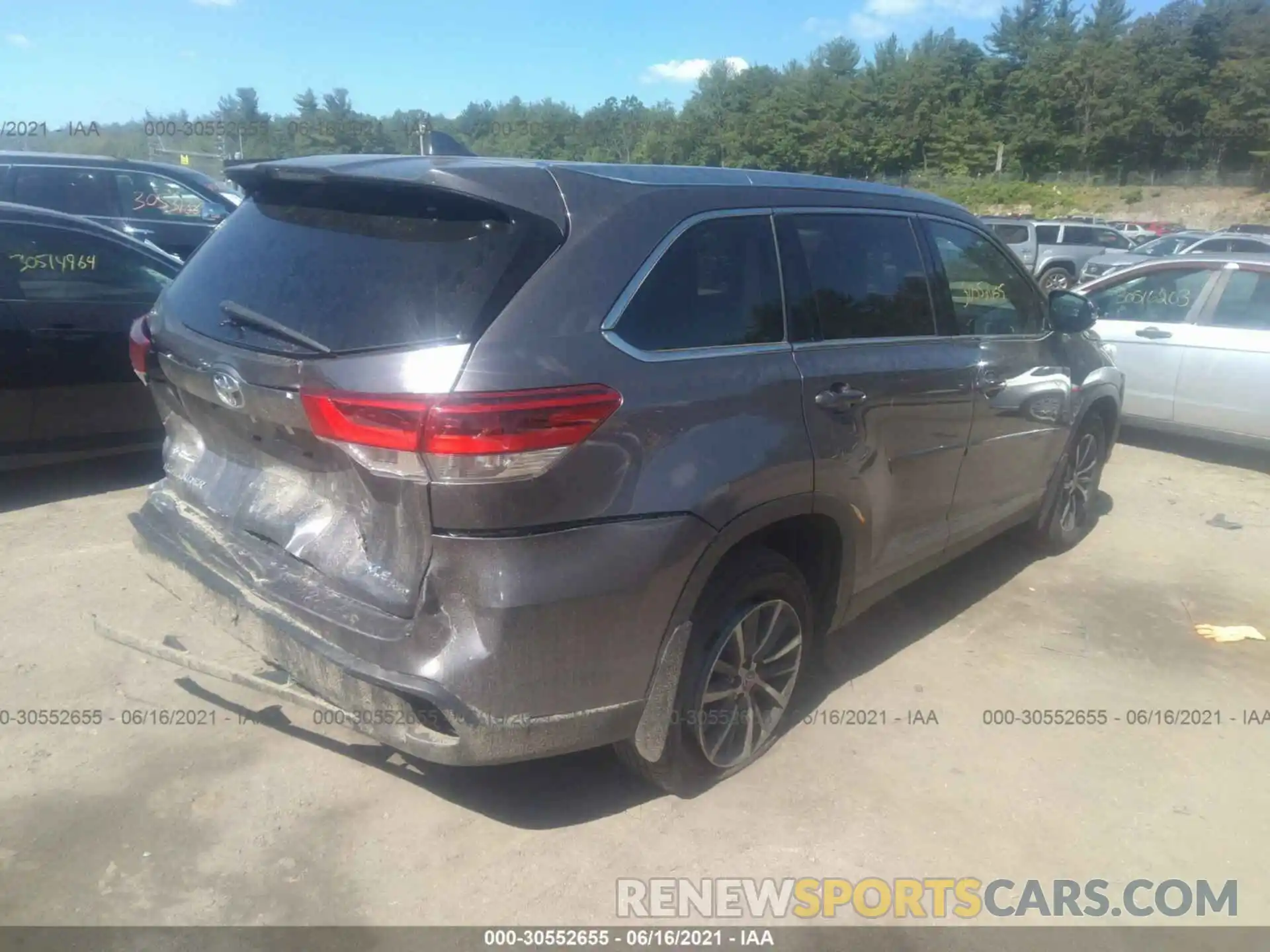 4 Photograph of a damaged car 5TDJZRFH2KS625804 TOYOTA HIGHLANDER 2019