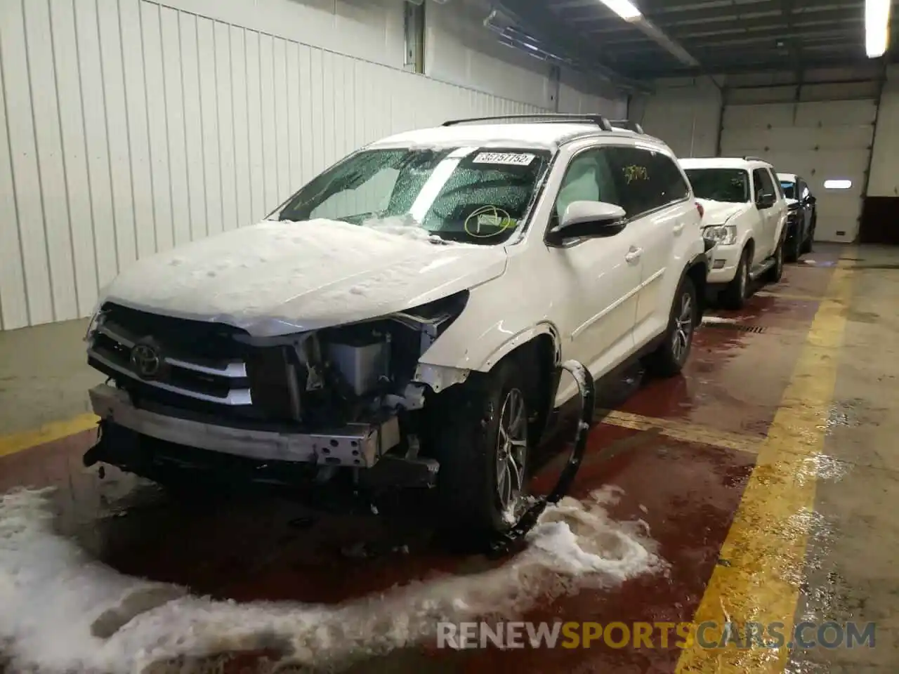 2 Photograph of a damaged car 5TDJZRFH2KS626287 TOYOTA HIGHLANDER 2019