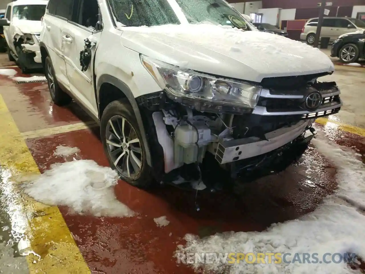 9 Photograph of a damaged car 5TDJZRFH2KS626287 TOYOTA HIGHLANDER 2019