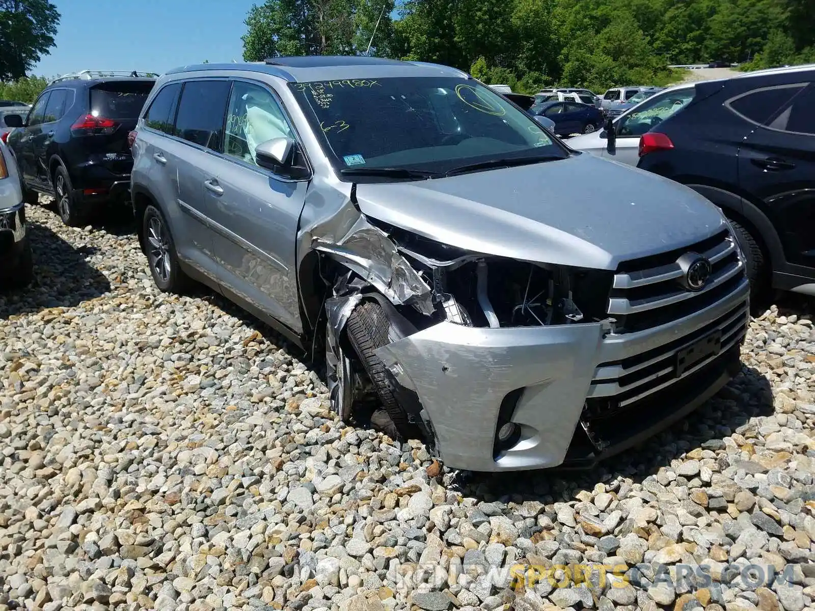 1 Photograph of a damaged car 5TDJZRFH2KS627343 TOYOTA HIGHLANDER 2019