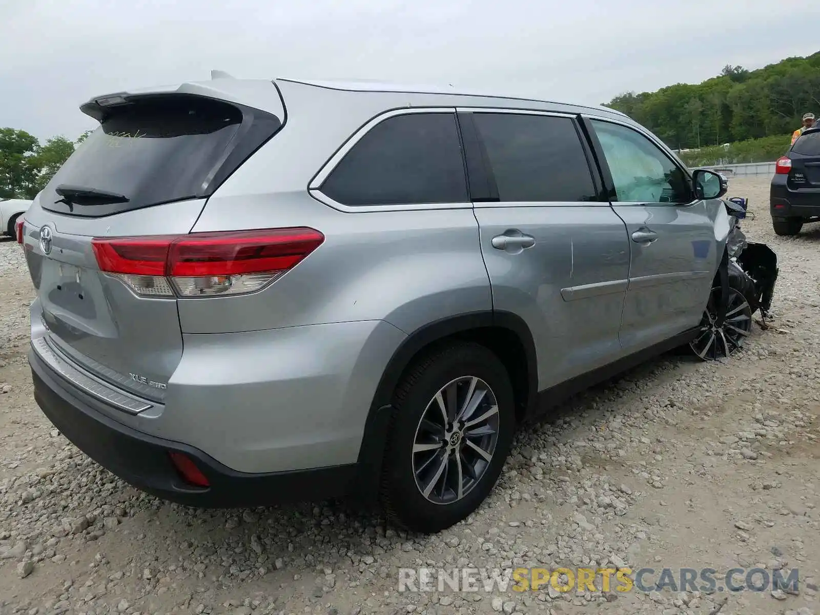 4 Photograph of a damaged car 5TDJZRFH2KS627343 TOYOTA HIGHLANDER 2019