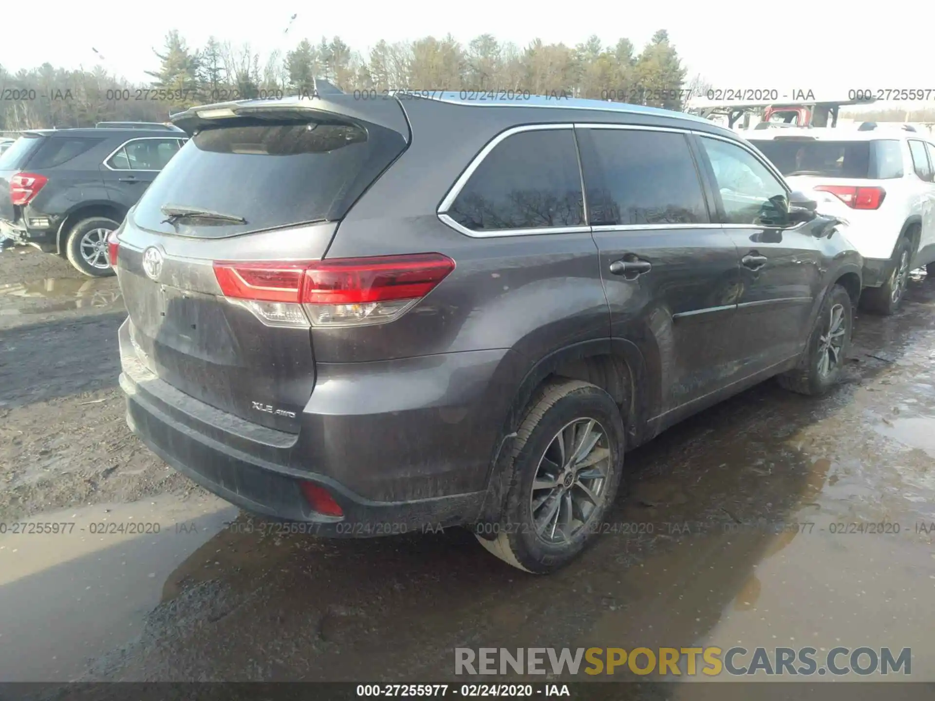 4 Photograph of a damaged car 5TDJZRFH2KS628072 TOYOTA HIGHLANDER 2019