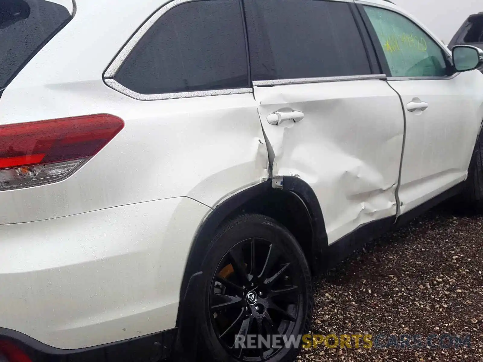 9 Photograph of a damaged car 5TDJZRFH2KS702753 TOYOTA HIGHLANDER 2019