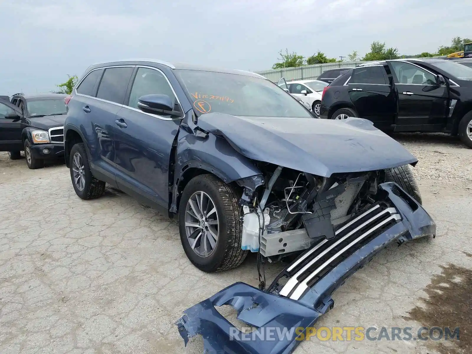 1 Photograph of a damaged car 5TDJZRFH2KS704194 TOYOTA HIGHLANDER 2019