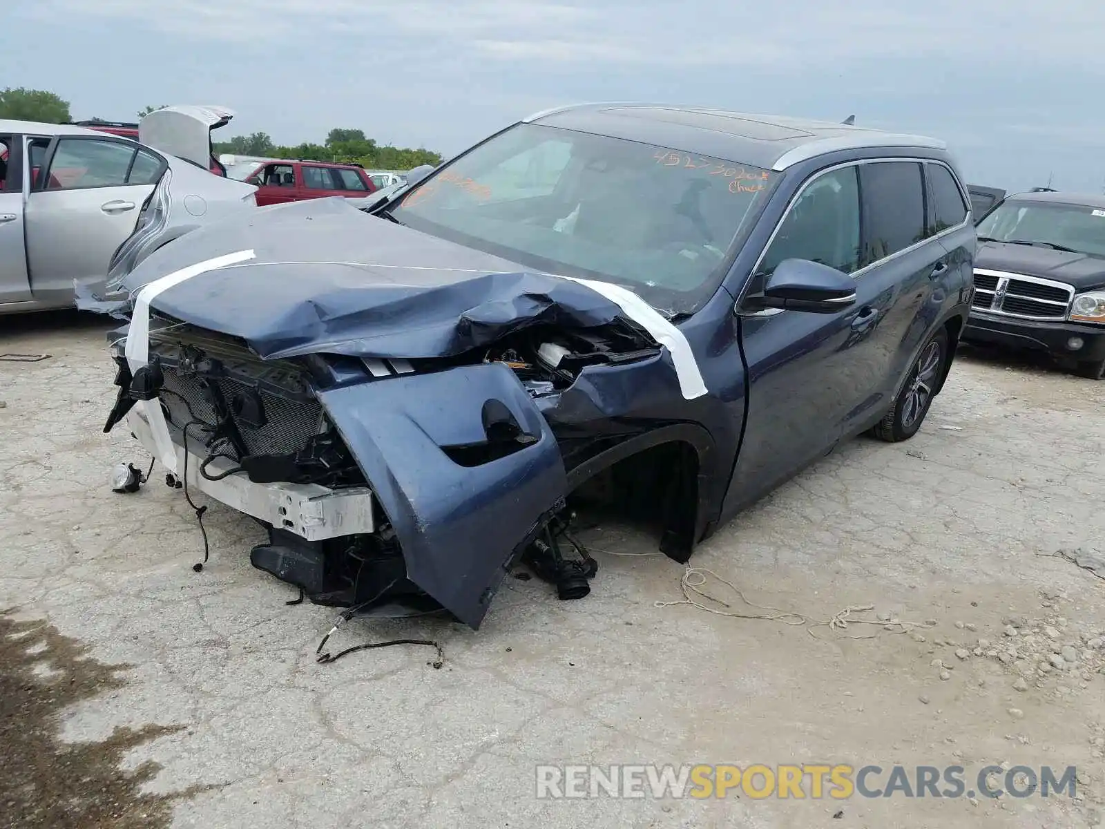 2 Photograph of a damaged car 5TDJZRFH2KS704194 TOYOTA HIGHLANDER 2019