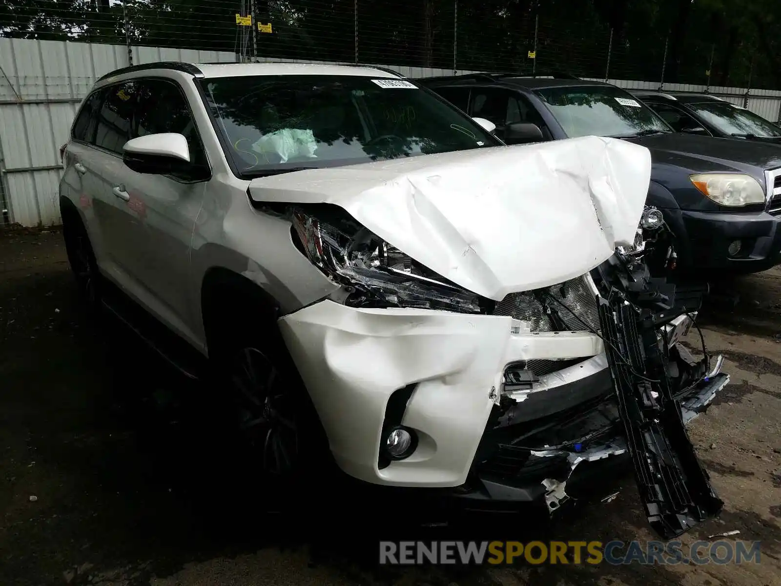 1 Photograph of a damaged car 5TDJZRFH2KS711615 TOYOTA HIGHLANDER 2019