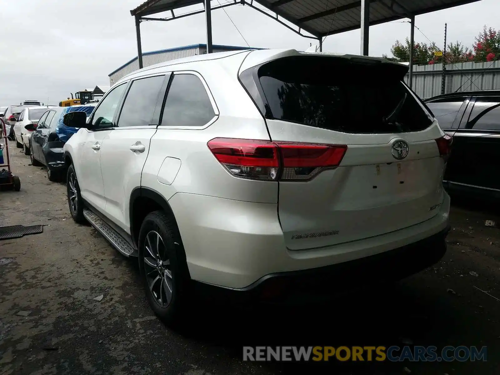 3 Photograph of a damaged car 5TDJZRFH2KS711615 TOYOTA HIGHLANDER 2019