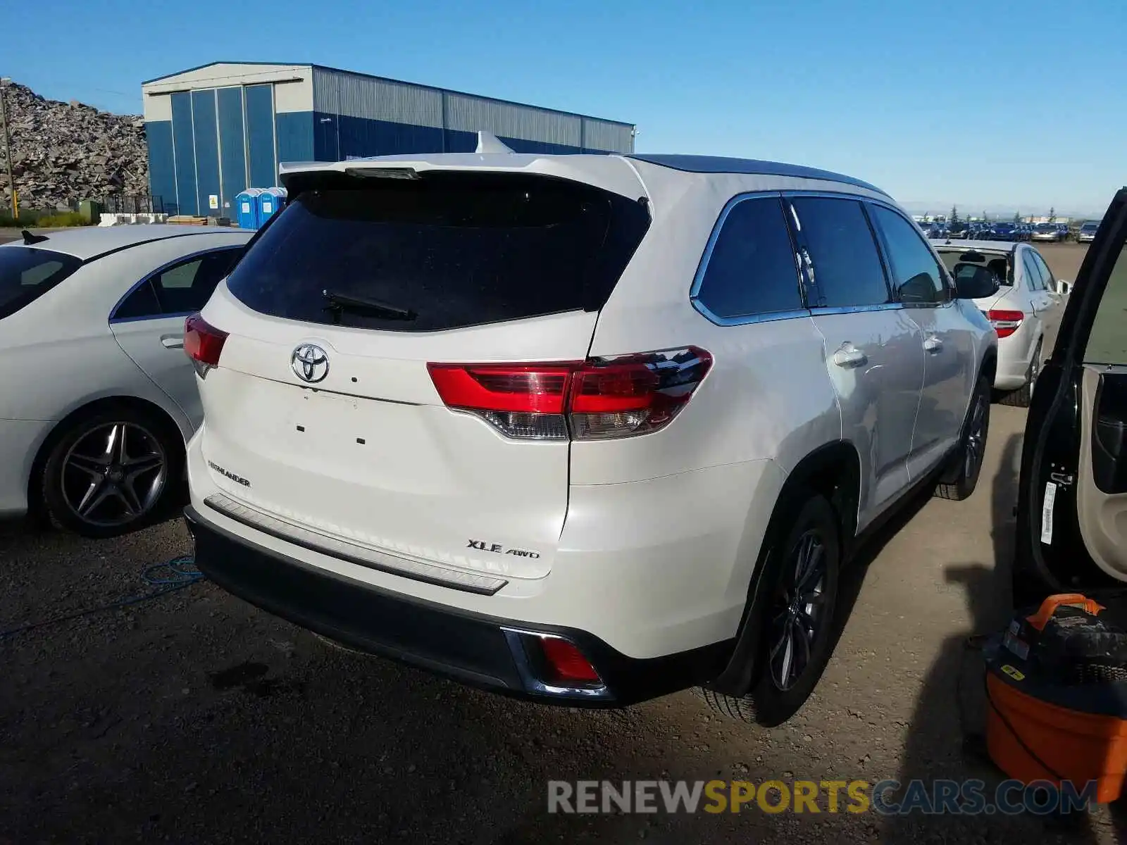 4 Photograph of a damaged car 5TDJZRFH2KS718578 TOYOTA HIGHLANDER 2019