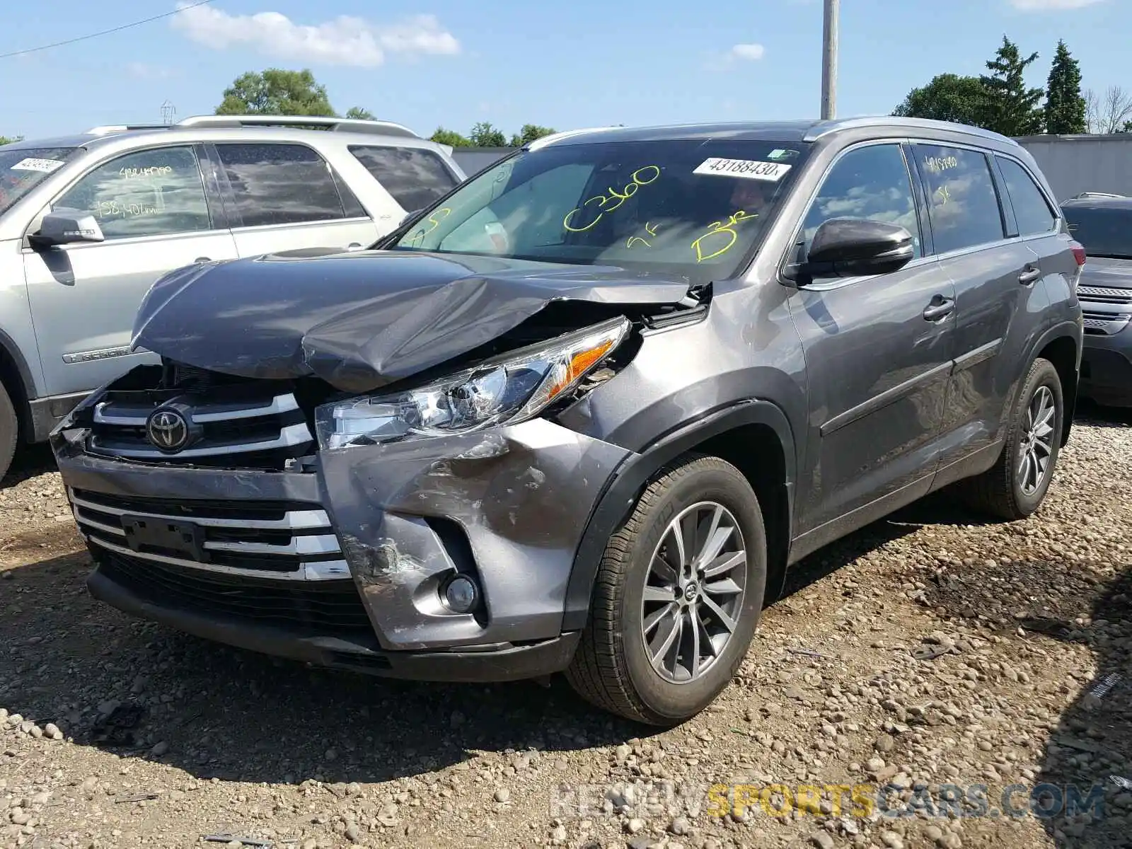 2 Photograph of a damaged car 5TDJZRFH2KS918926 TOYOTA HIGHLANDER 2019