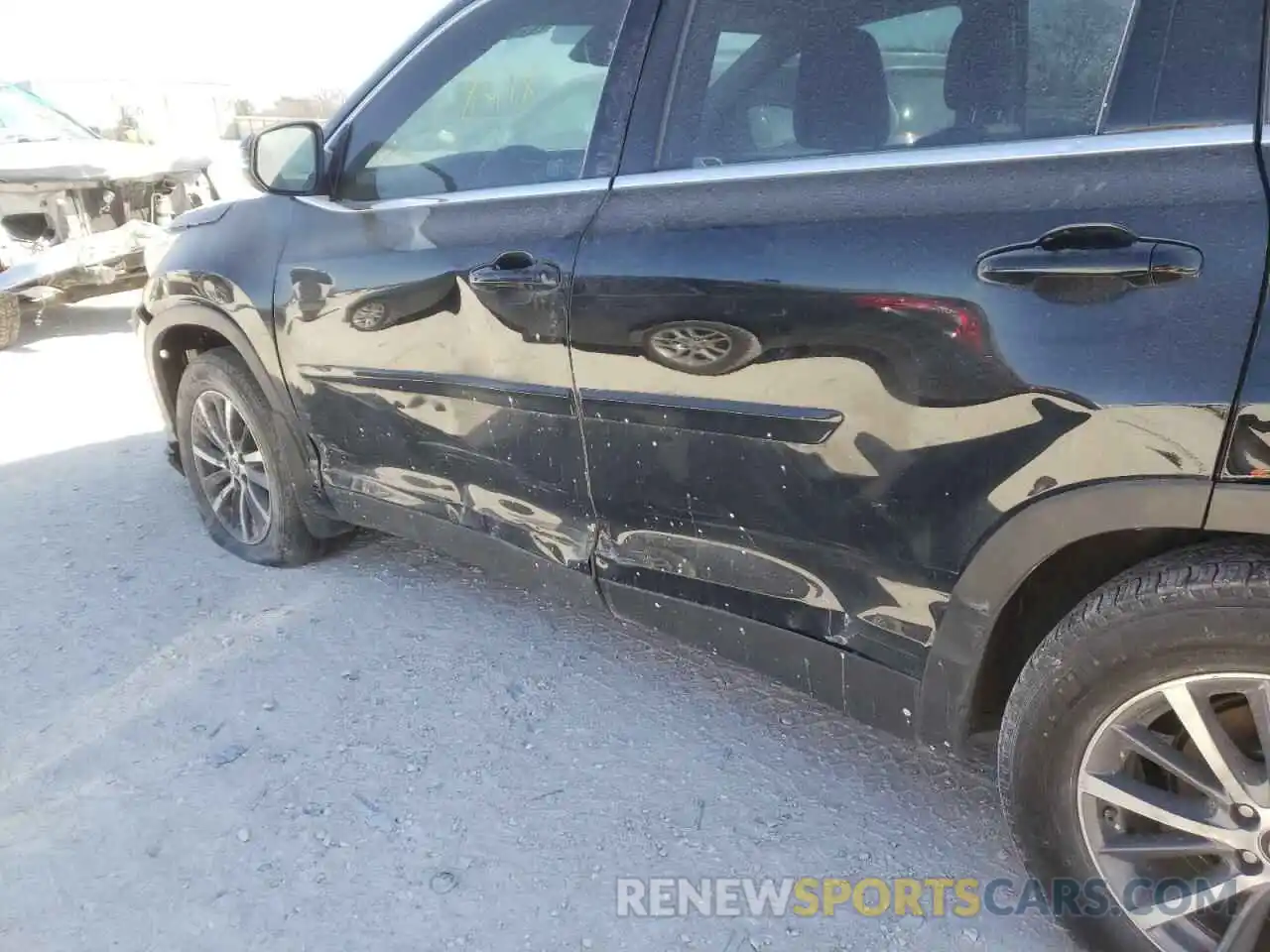 9 Photograph of a damaged car 5TDJZRFH2KS922667 TOYOTA HIGHLANDER 2019