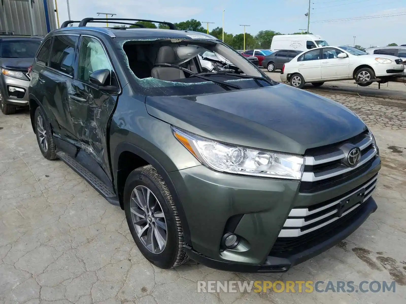 1 Photograph of a damaged car 5TDJZRFH2KS926315 TOYOTA HIGHLANDER 2019