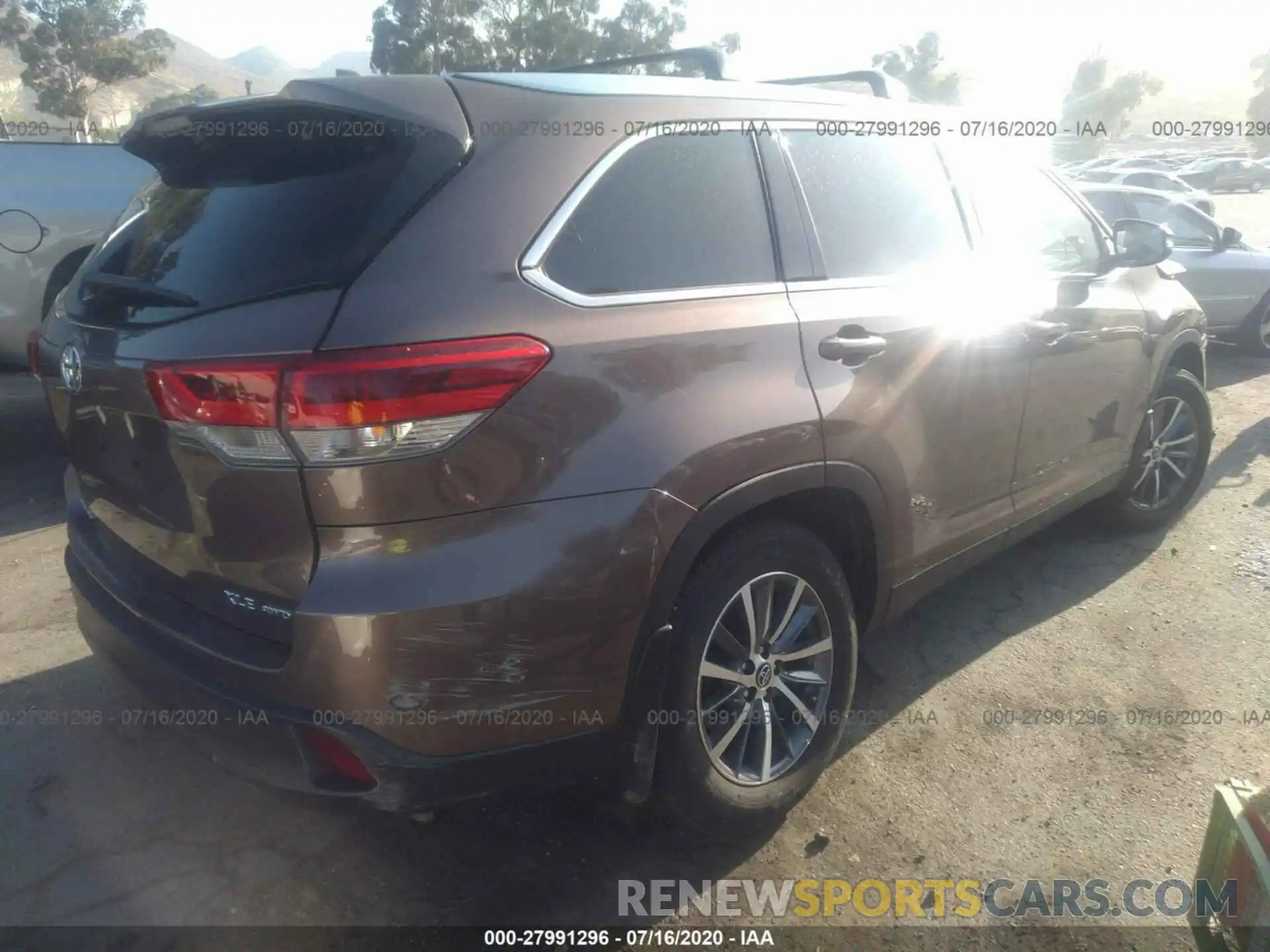 4 Photograph of a damaged car 5TDJZRFH2KS928629 TOYOTA HIGHLANDER 2019