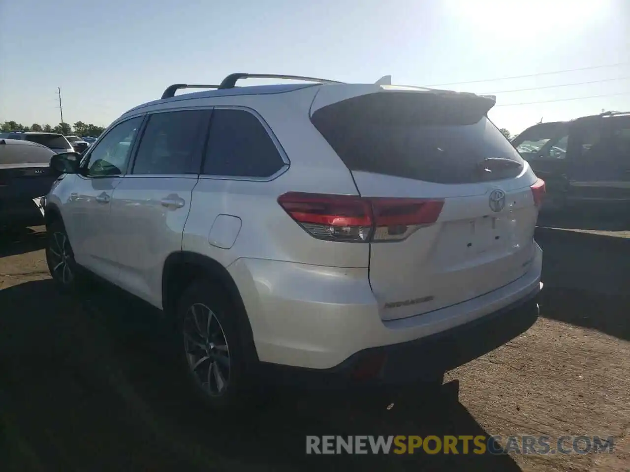 3 Photograph of a damaged car 5TDJZRFH2KS929263 TOYOTA HIGHLANDER 2019