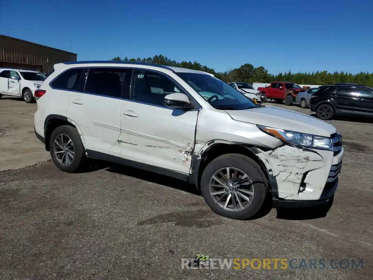 4 Photograph of a damaged car 5TDJZRFH2KS930042 TOYOTA HIGHLANDER 2019